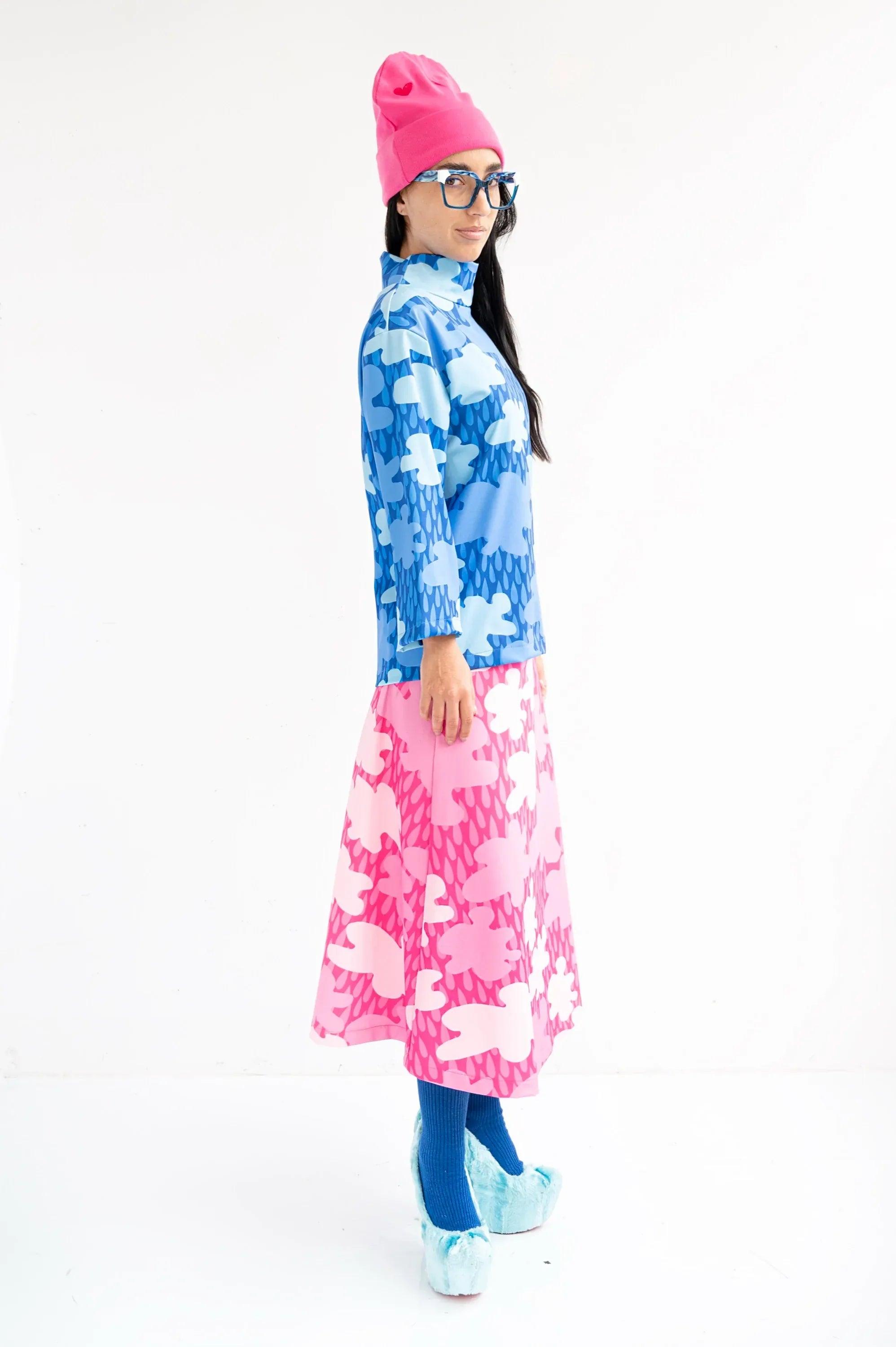 Conjunto de blusa y falda estampadas de nubes, azul y rosa, vista lateral.
