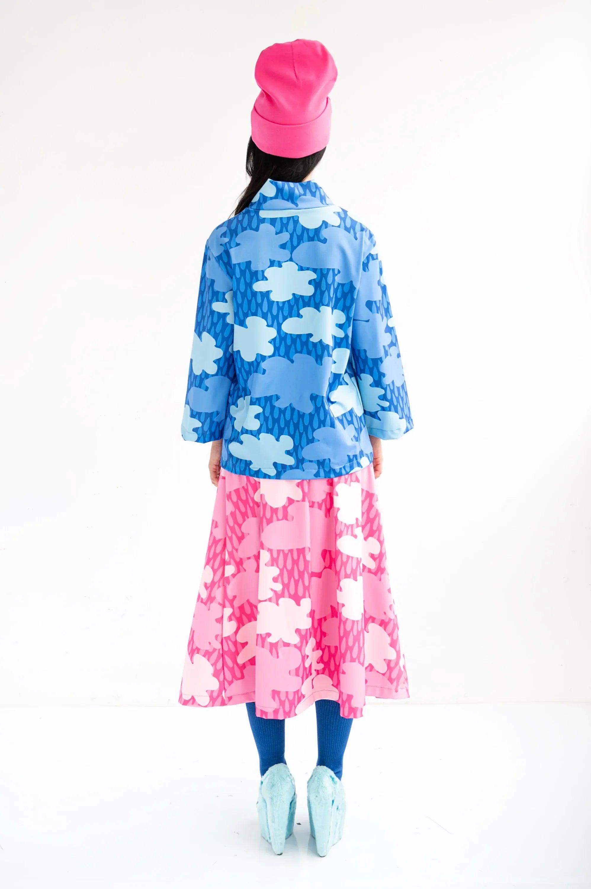 Conjunto de blusa y falda estampadas de nubes, azul y rosa, vista trasera.