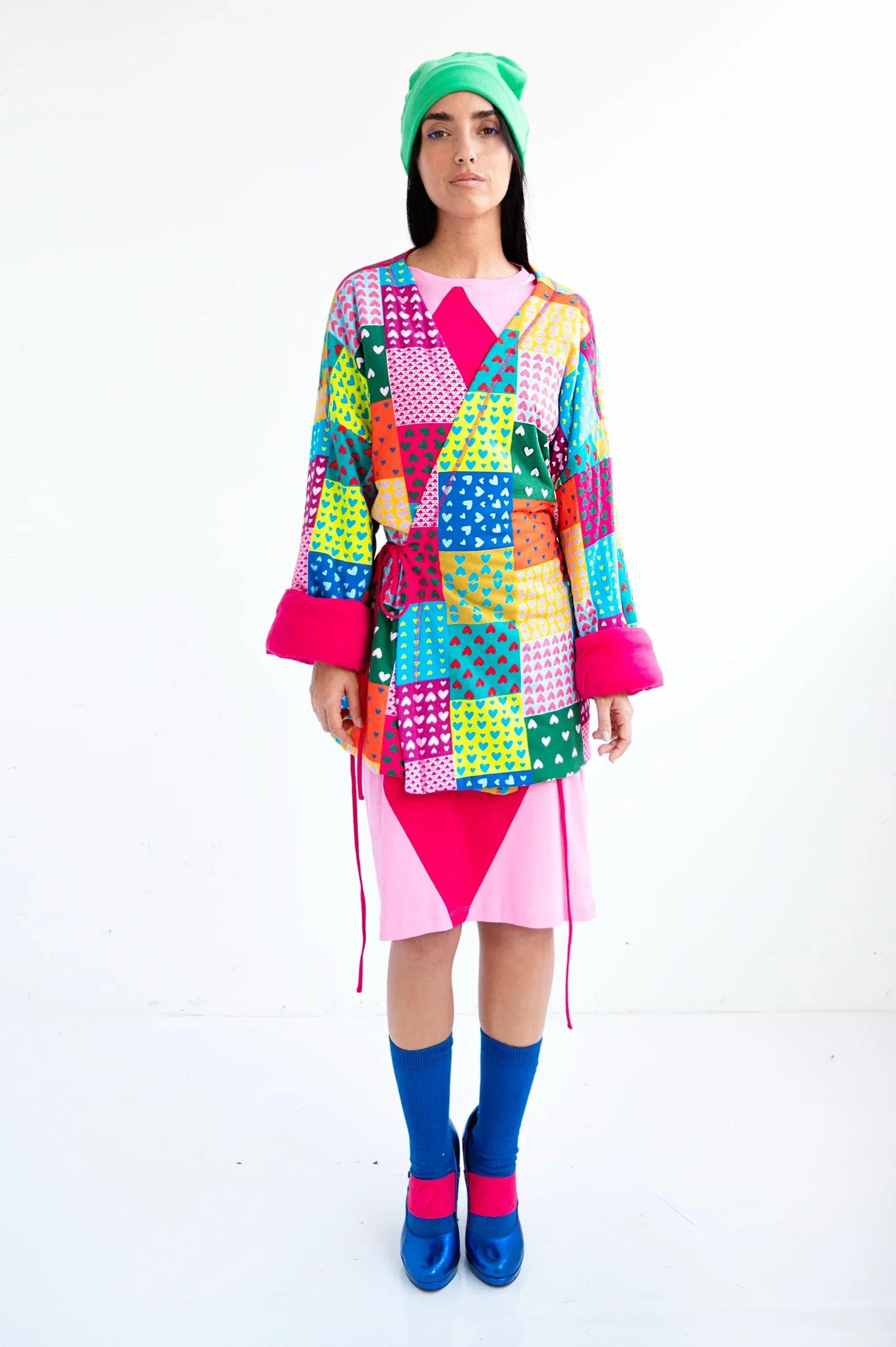 Kimono patchwork multicolor de manga larga con escote cruzado y cinturón anudado.