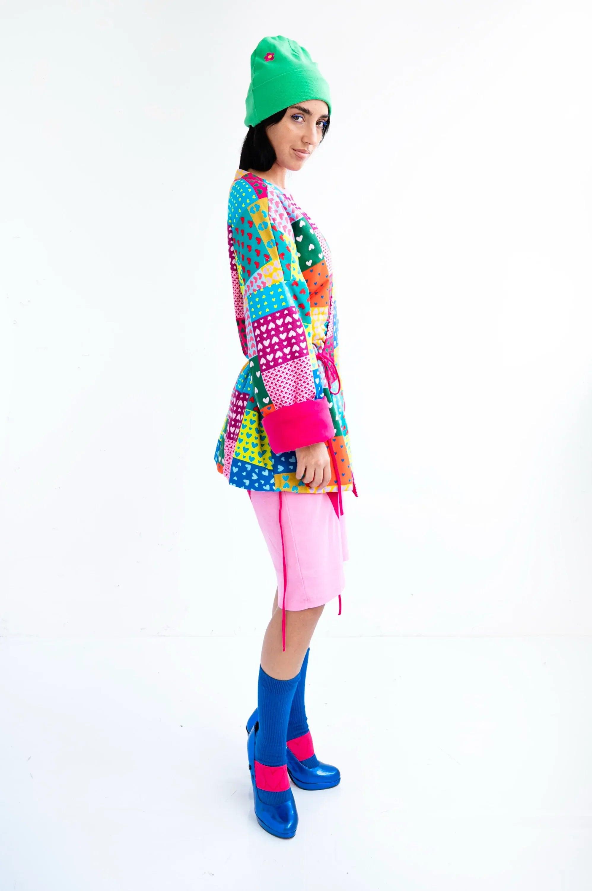 Kimono patchwork multicolor con patrón geométrico y corazones, vista lateral completa.