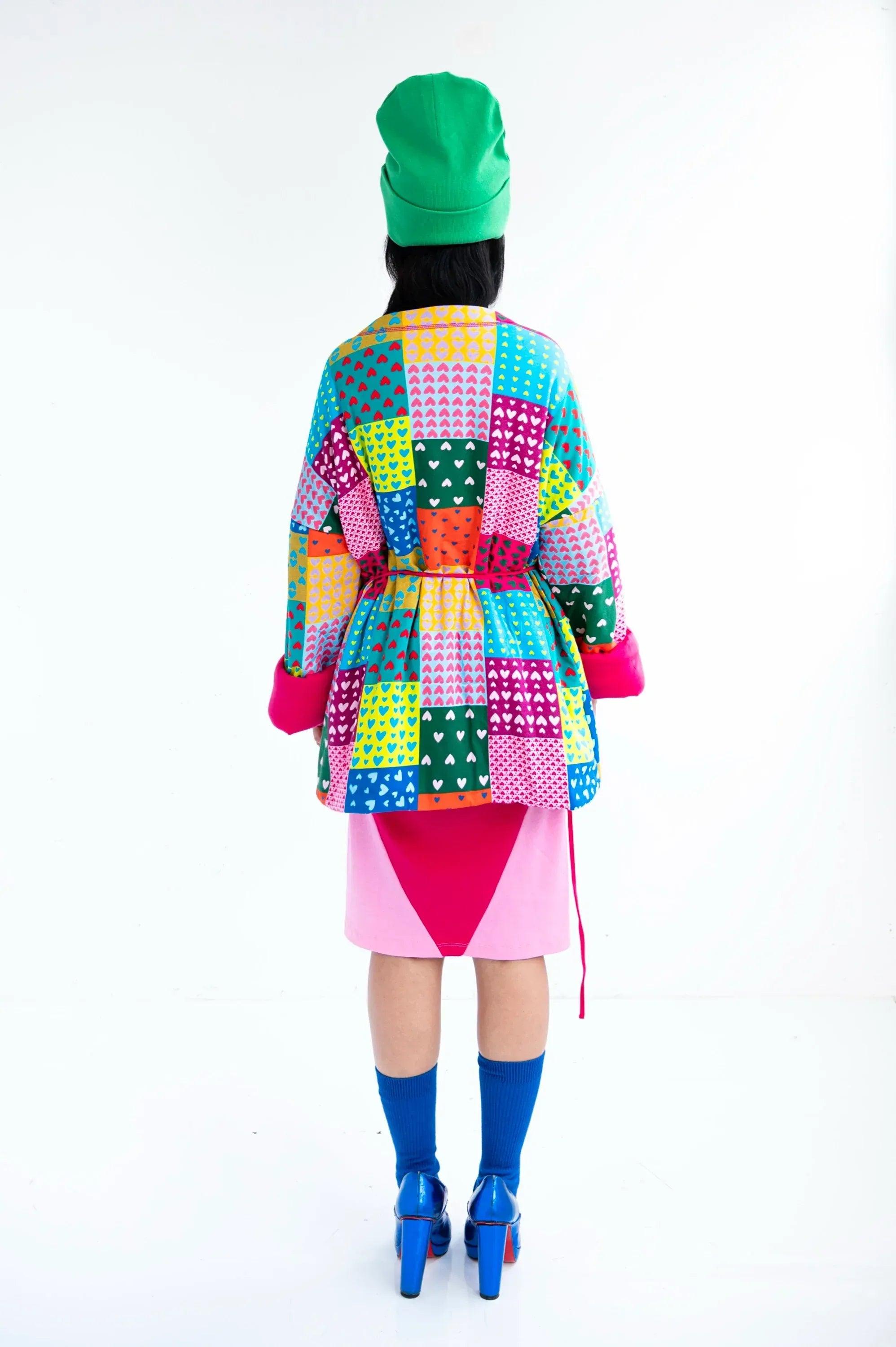 Kimono patchwork multicolor con capucha verde y cinturón, vista trasera