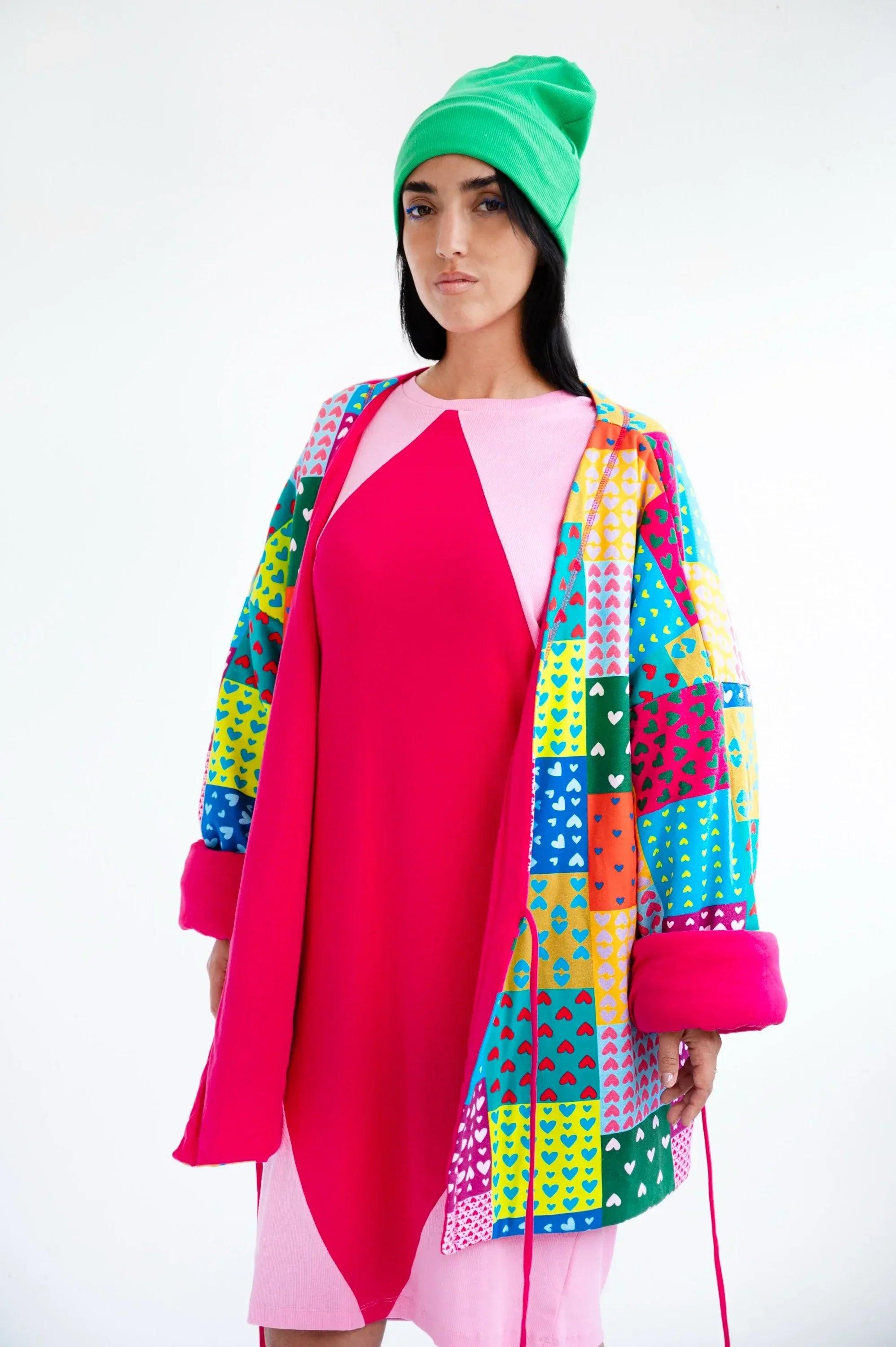Kimono patchwork multicolor con escote cruzado y mangas amplias, detalle de cordones.