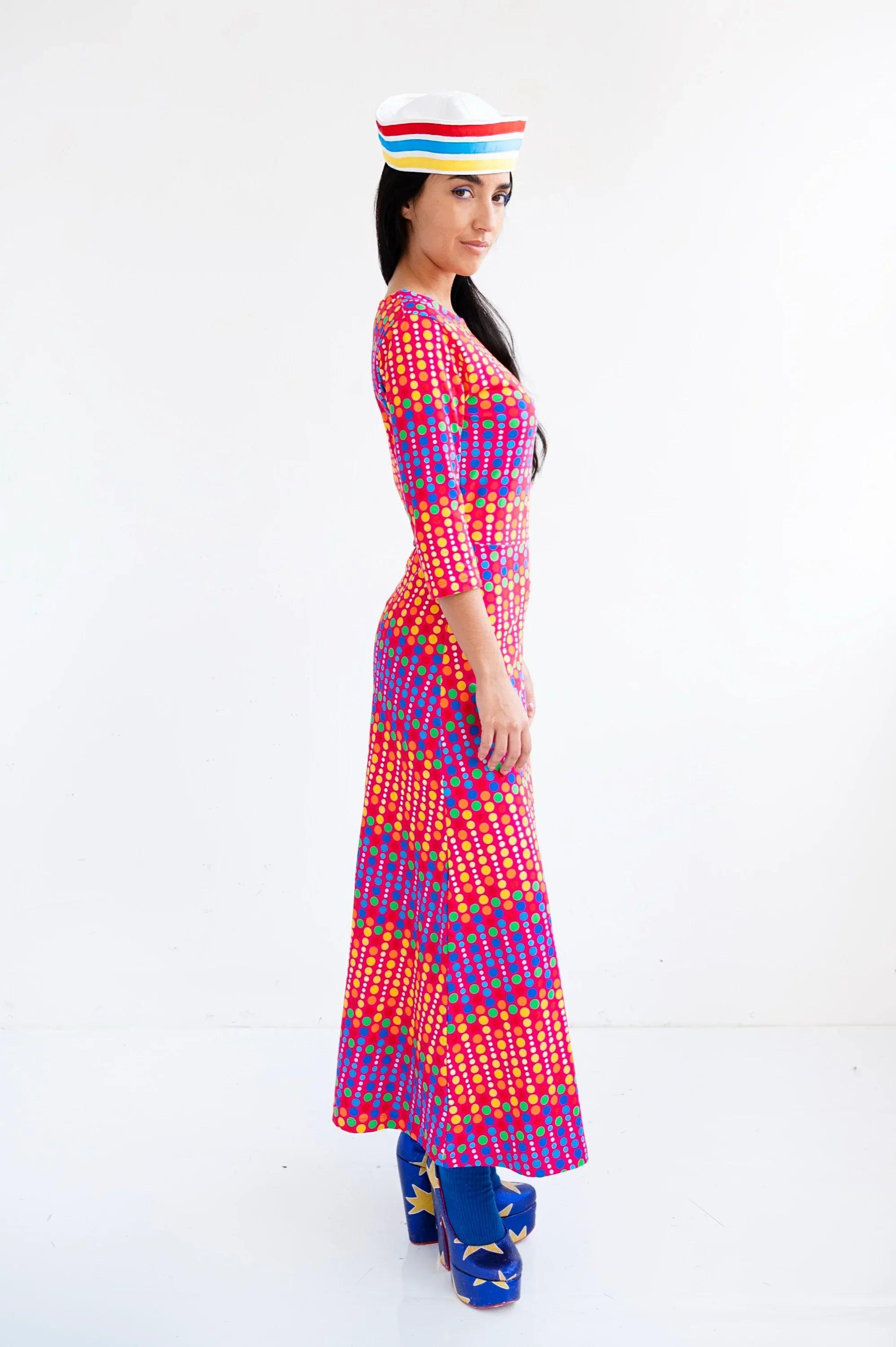 Vestido de topitos multicolor con escote redondo y falda midi, vista lateral