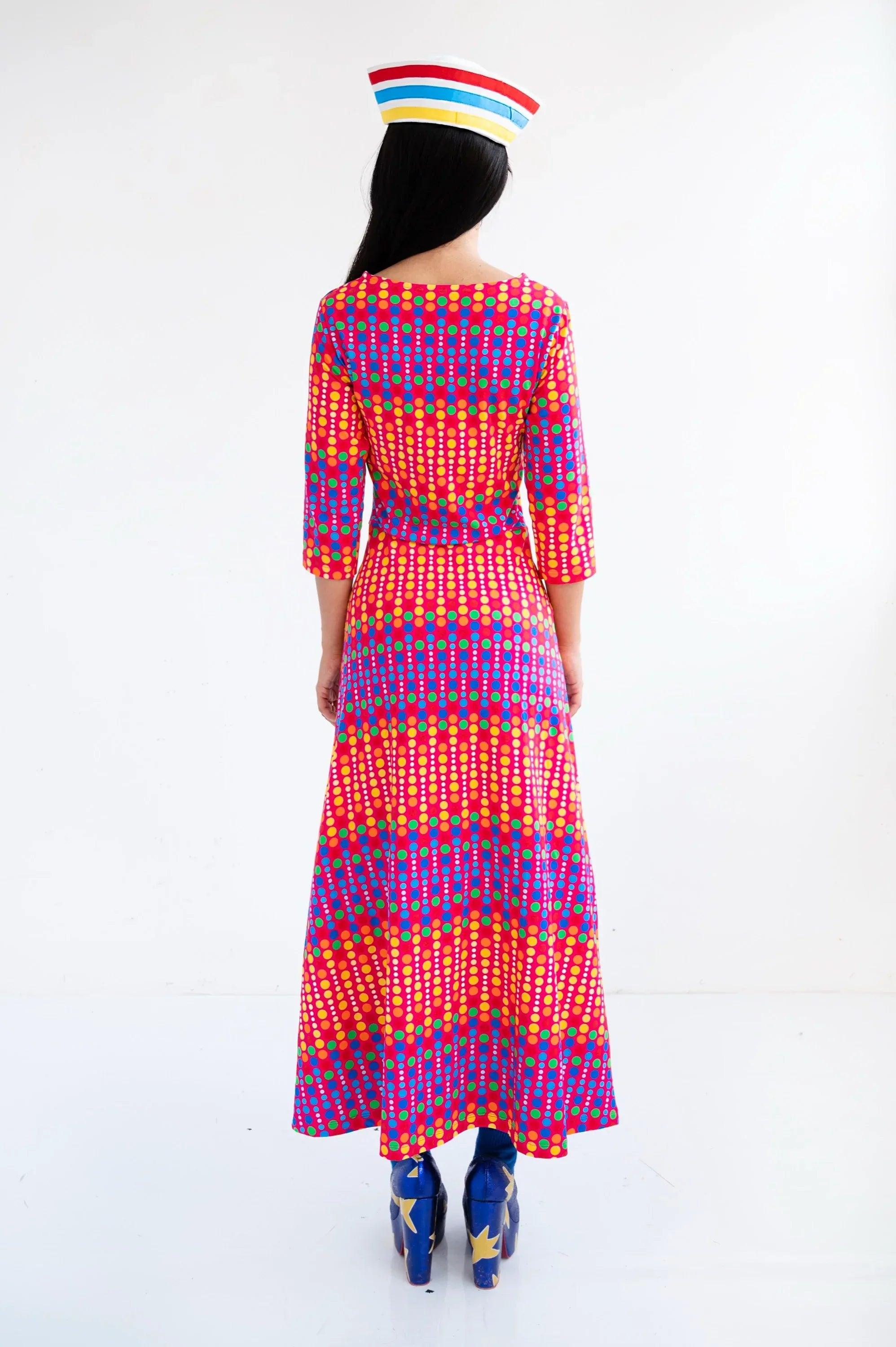 Vestido de topitos multicolor con espalda completa y falda midi, vista trasera