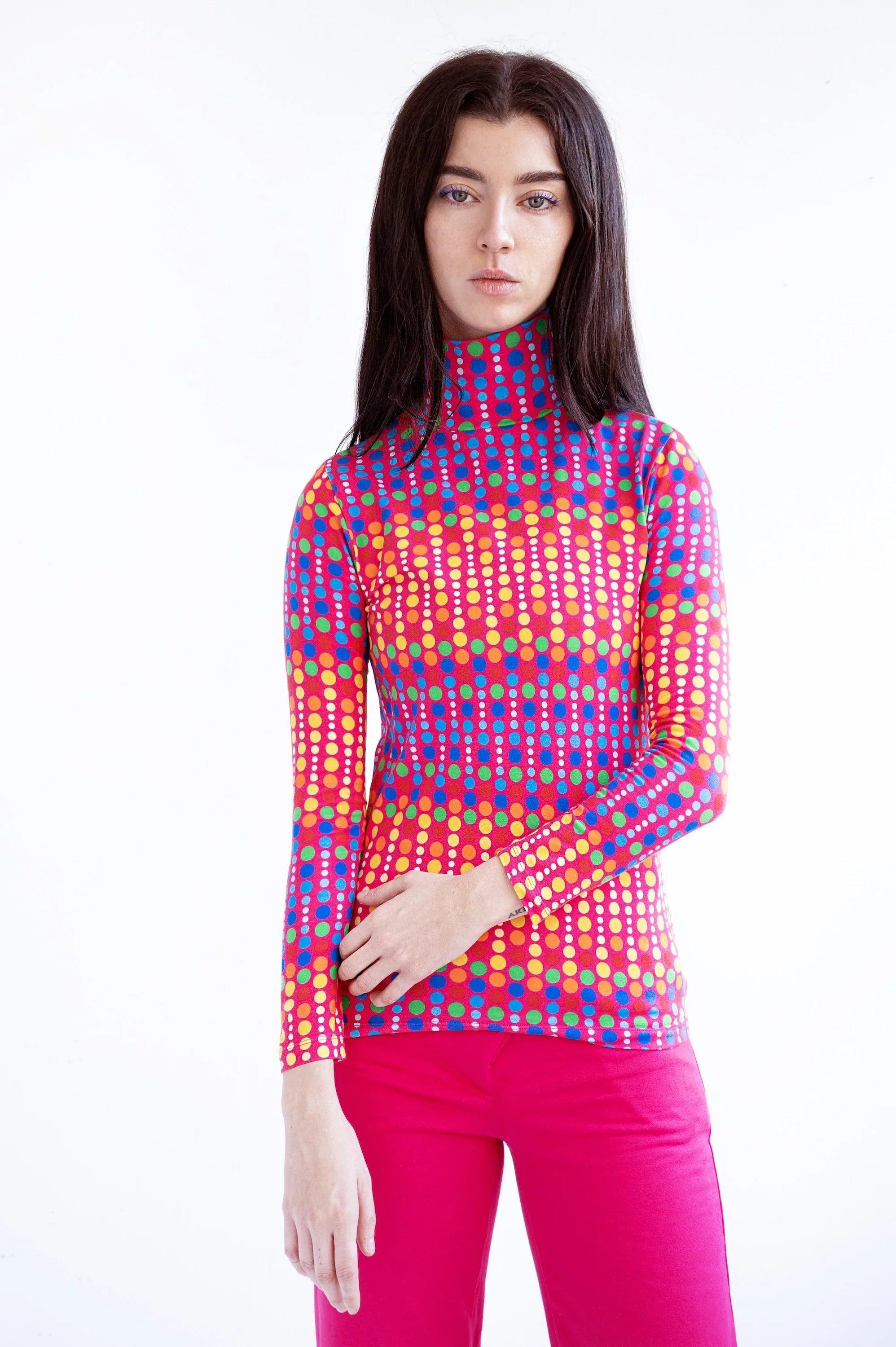 Camiseta de cuello alto de manga larga con topitos multicolor