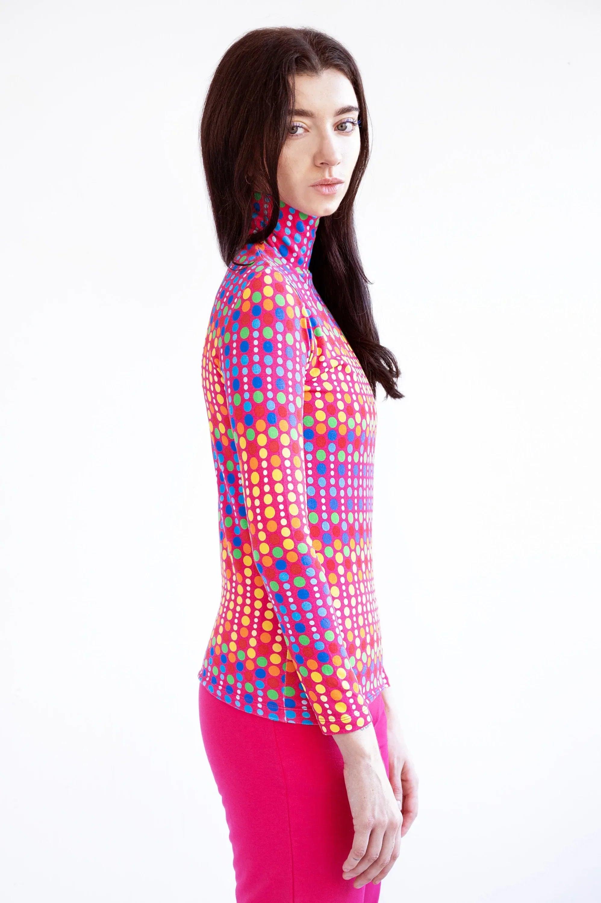 Camiseta de cuello alto con lunares multicolor, vista lateral, manga larga.
