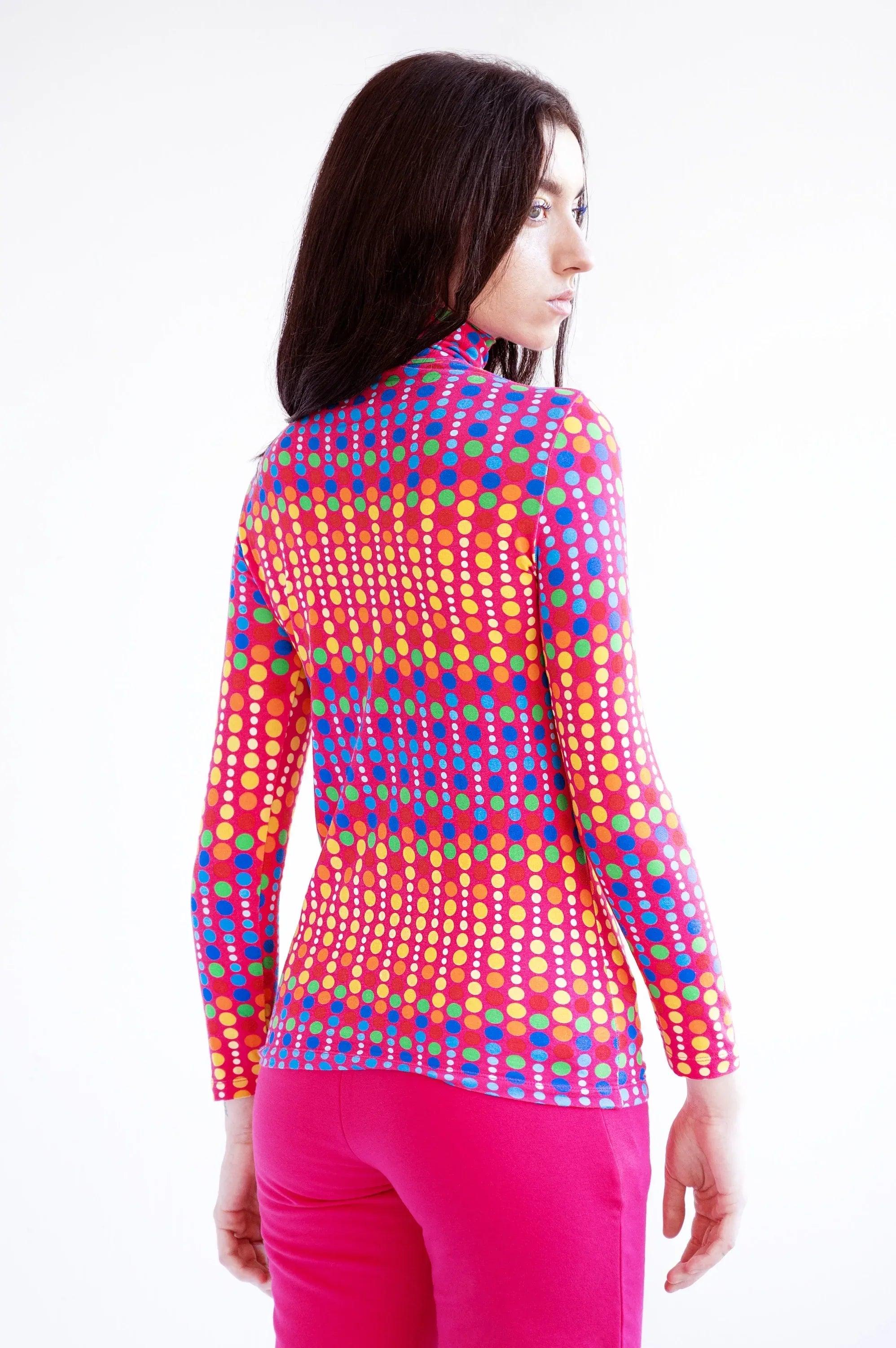 Camiseta de cuello alto con lunares multicolor, vista trasera y manga larga.