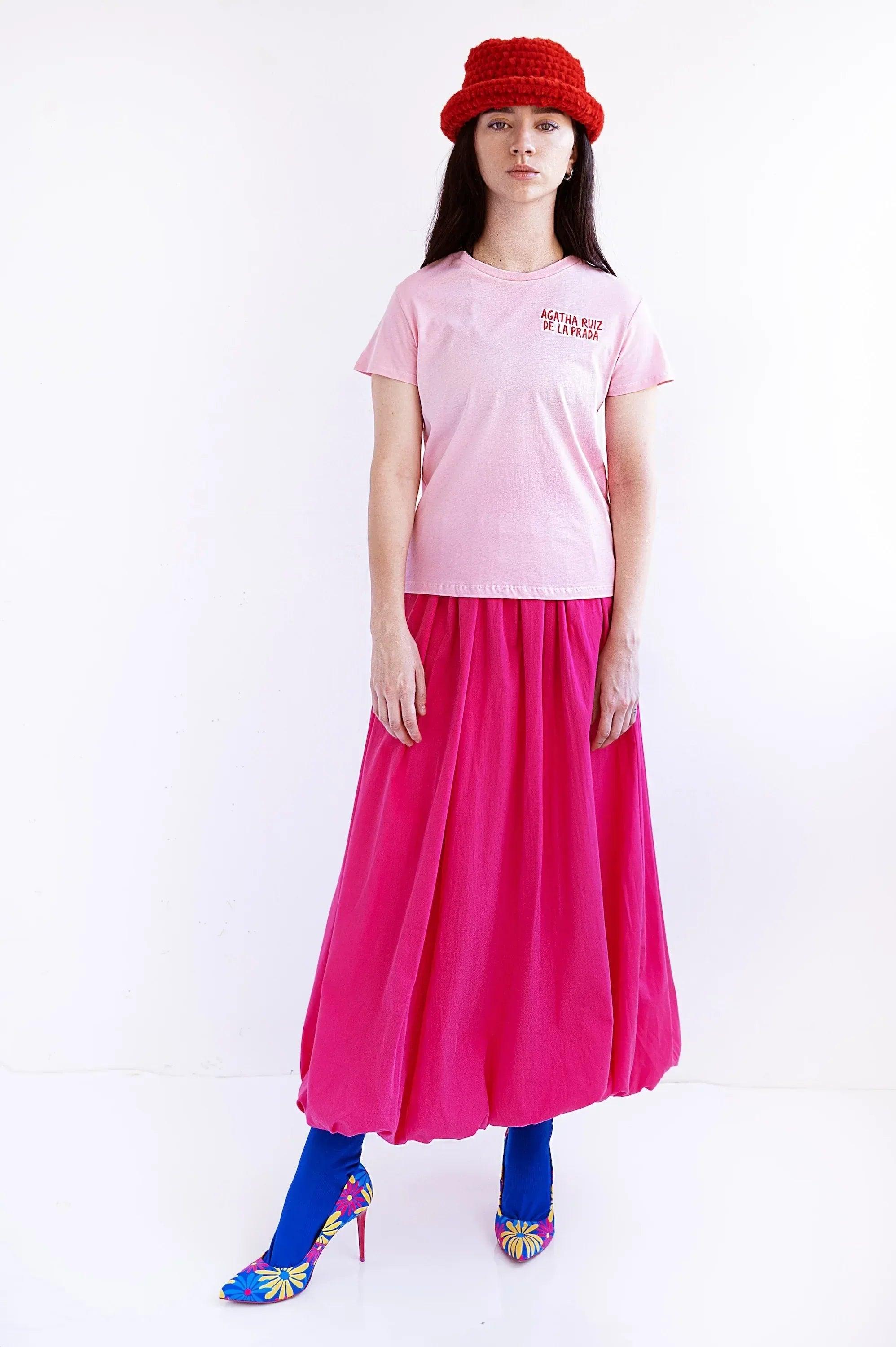 Camiseta rosa de manga corta con estampado al centro, cuello redondo.