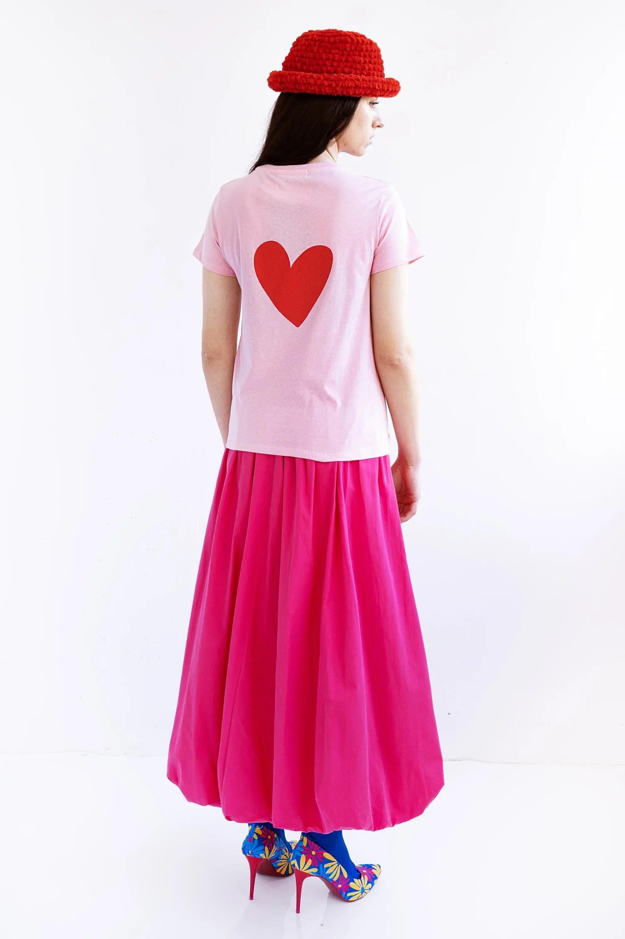 Camiseta rosa básica con corazón rojo estampado en la espalda