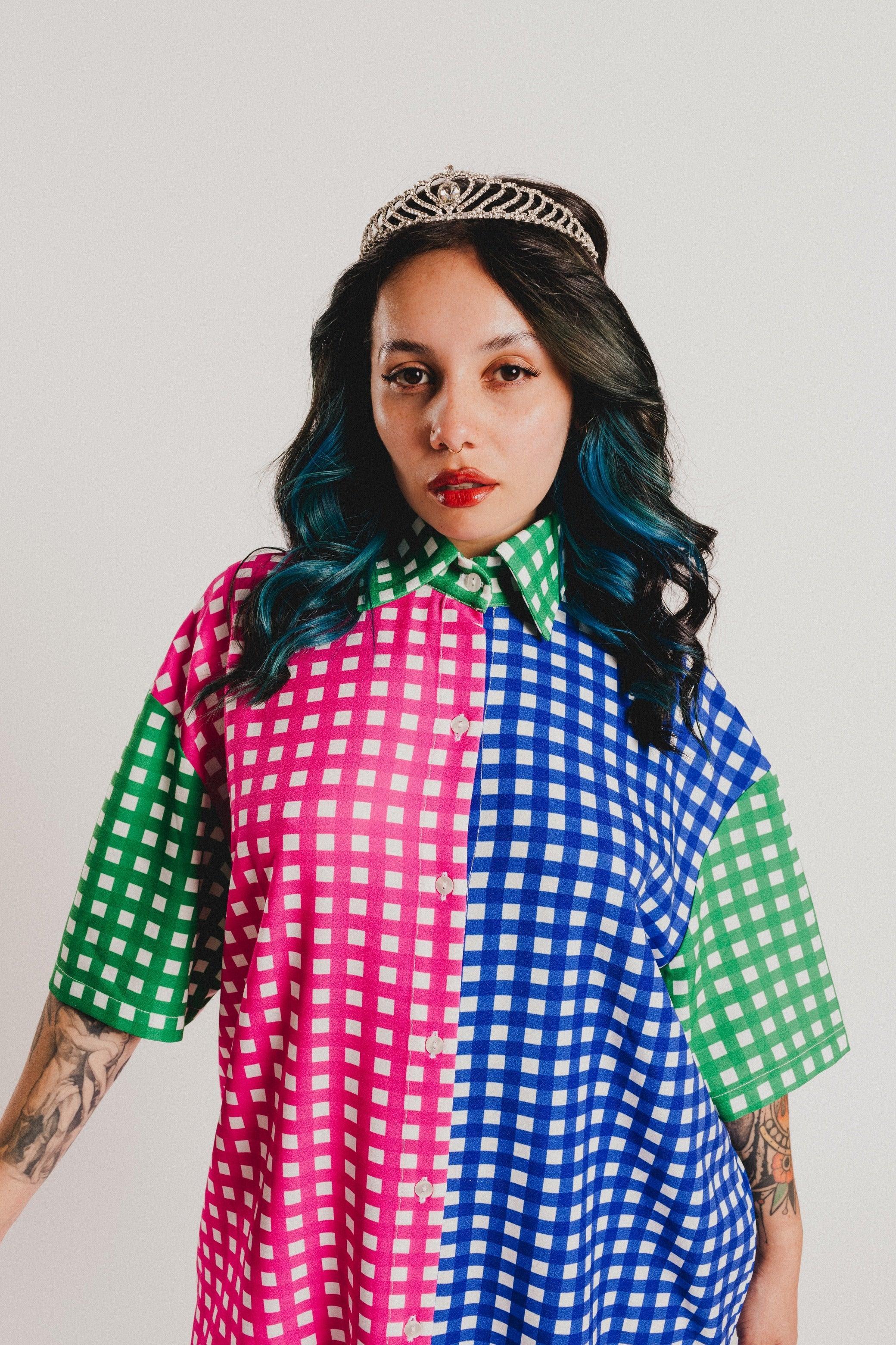 Camisa Vichy multicolor con cuello verde y botones; corte holgado de manga corta.