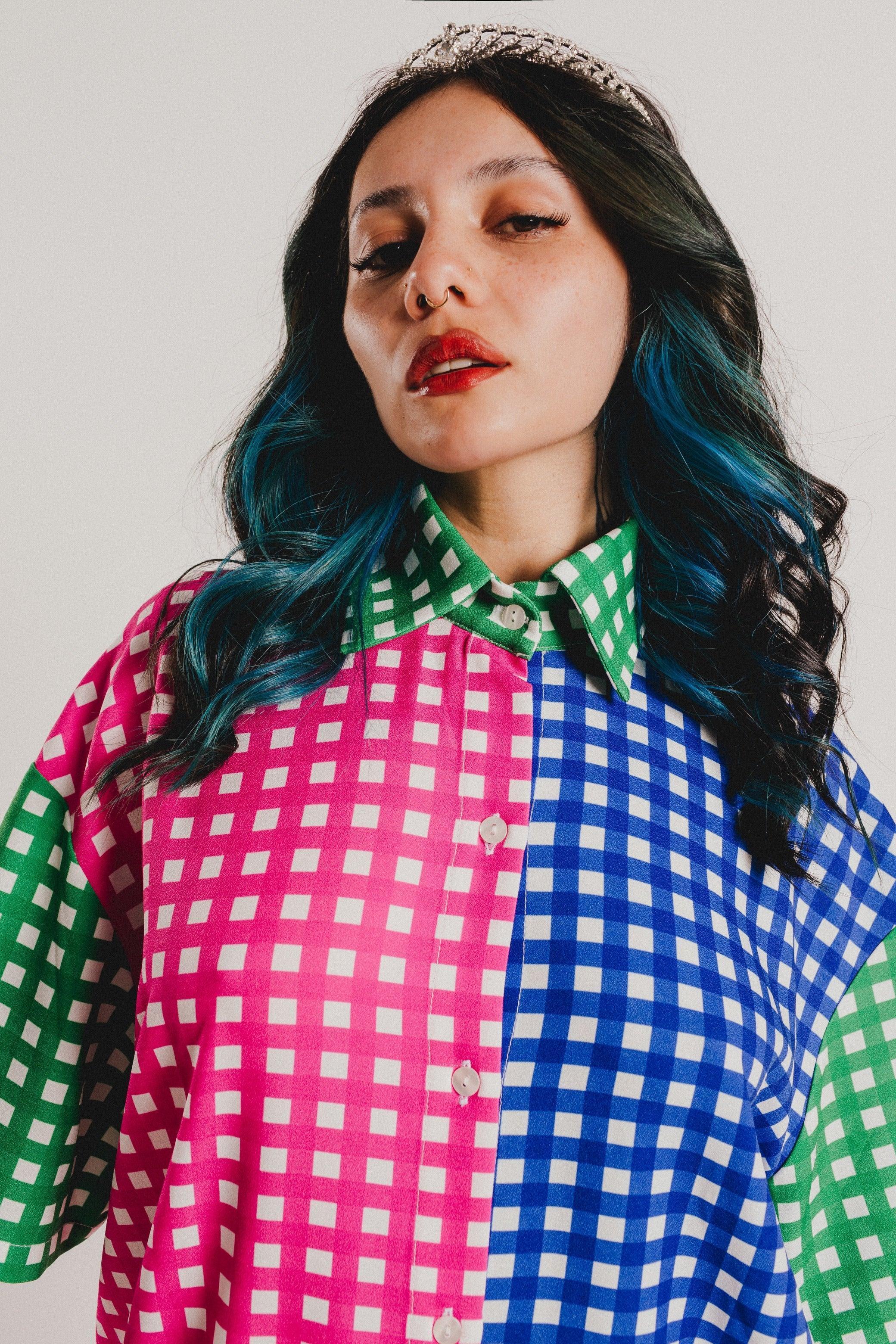 Camisa de cuadros Vichy tricolor con cuello verde y botones en primer plano.