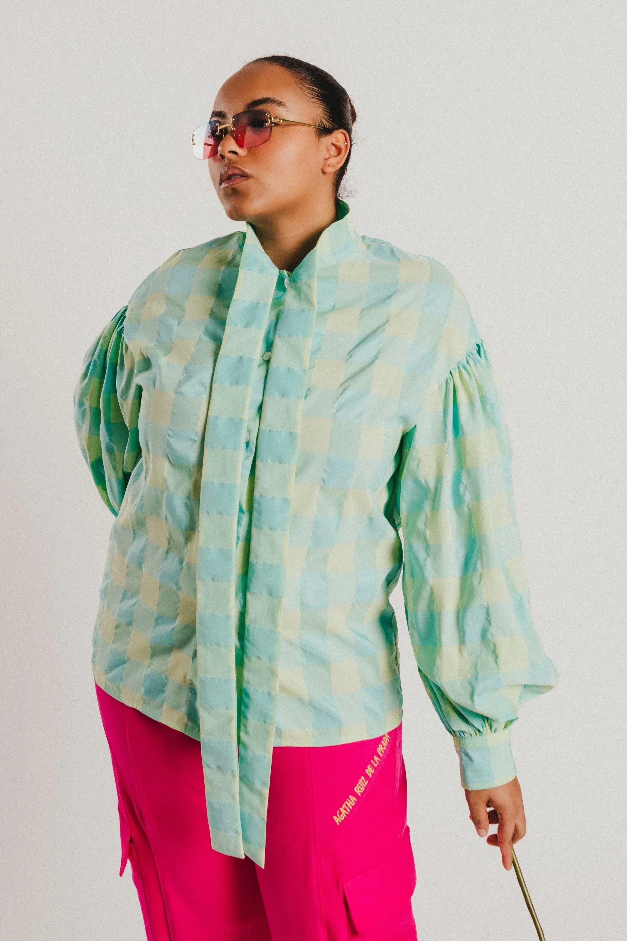 Camisa de vichy celeste con botones, cuello tipo camisa y manga globo amplia