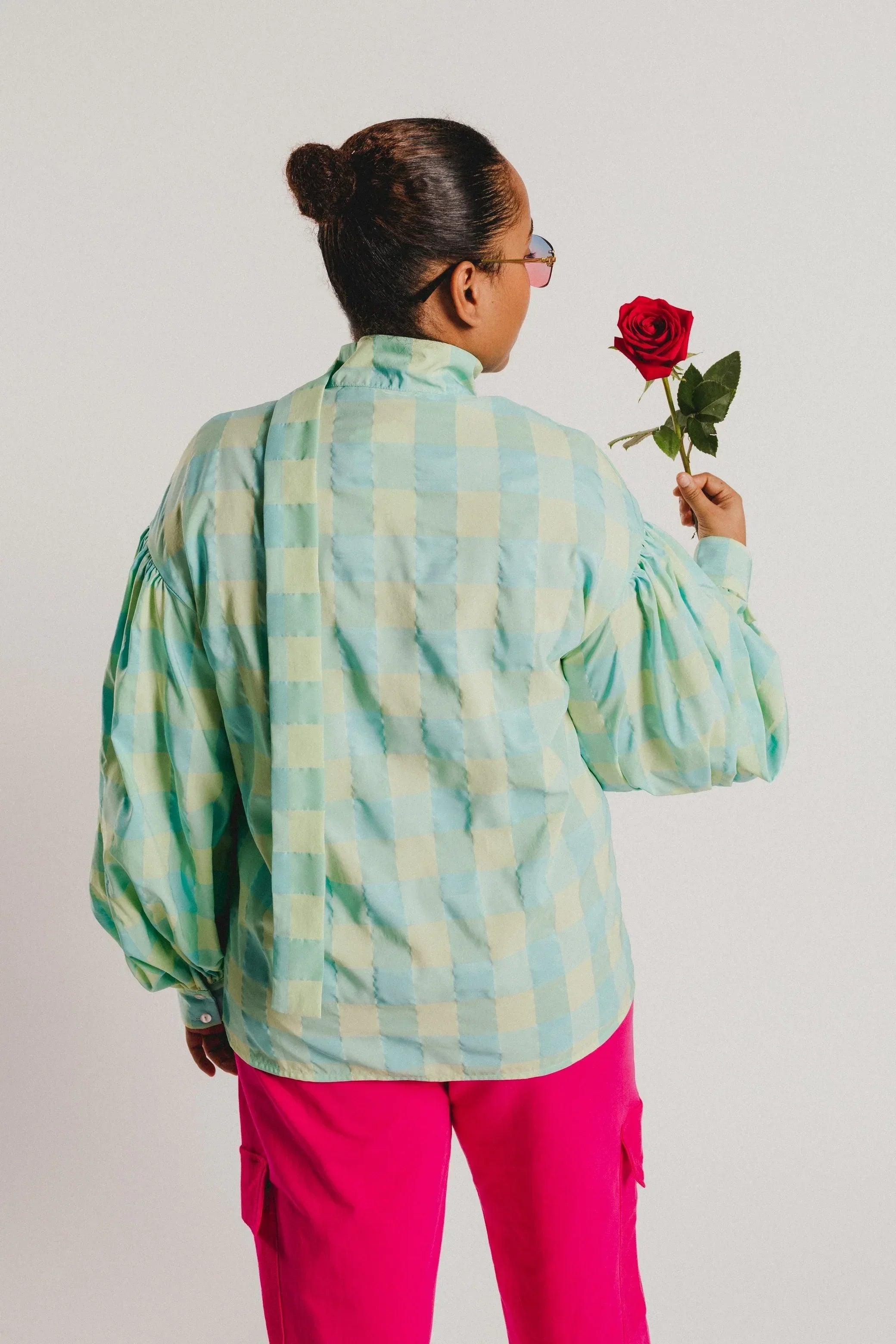 Camisa de vichy celeste por detrás con cuello y mangas globo voluminosas