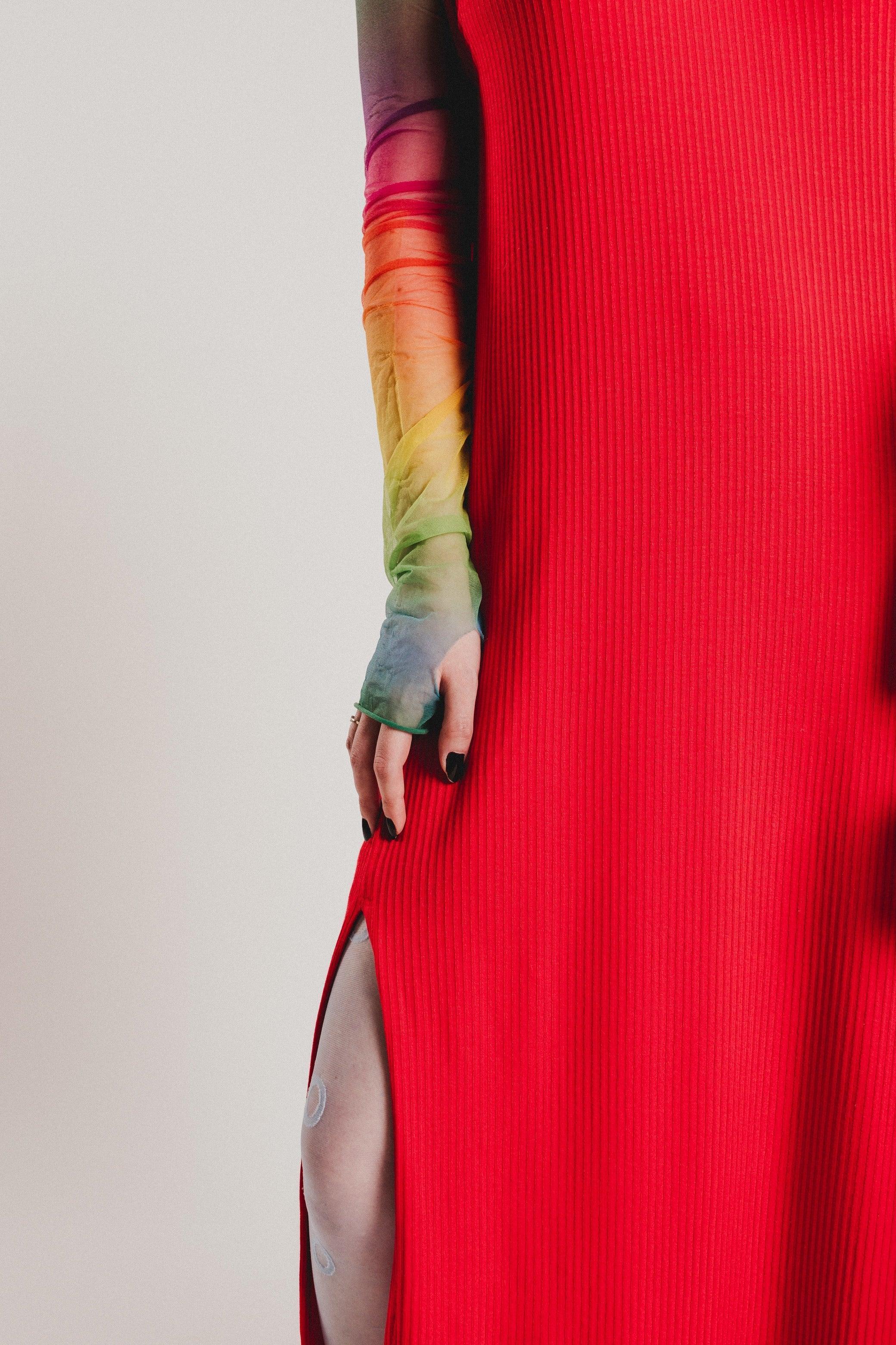 Vestido rojo midi con abertura lateral en la parte baja y costura acanalada