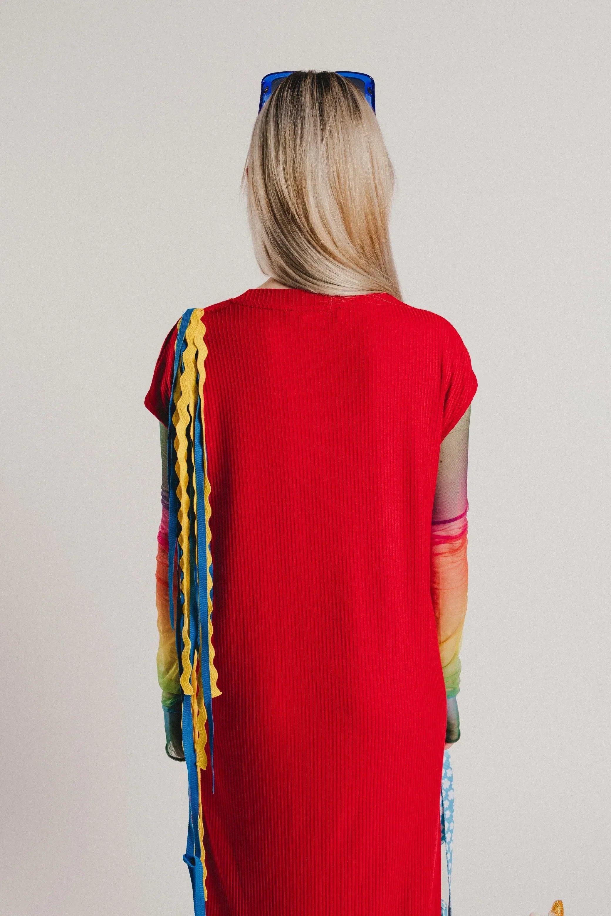 Vestido rojo midi de espaldas con costado acanalado y tiras multicolor largas
