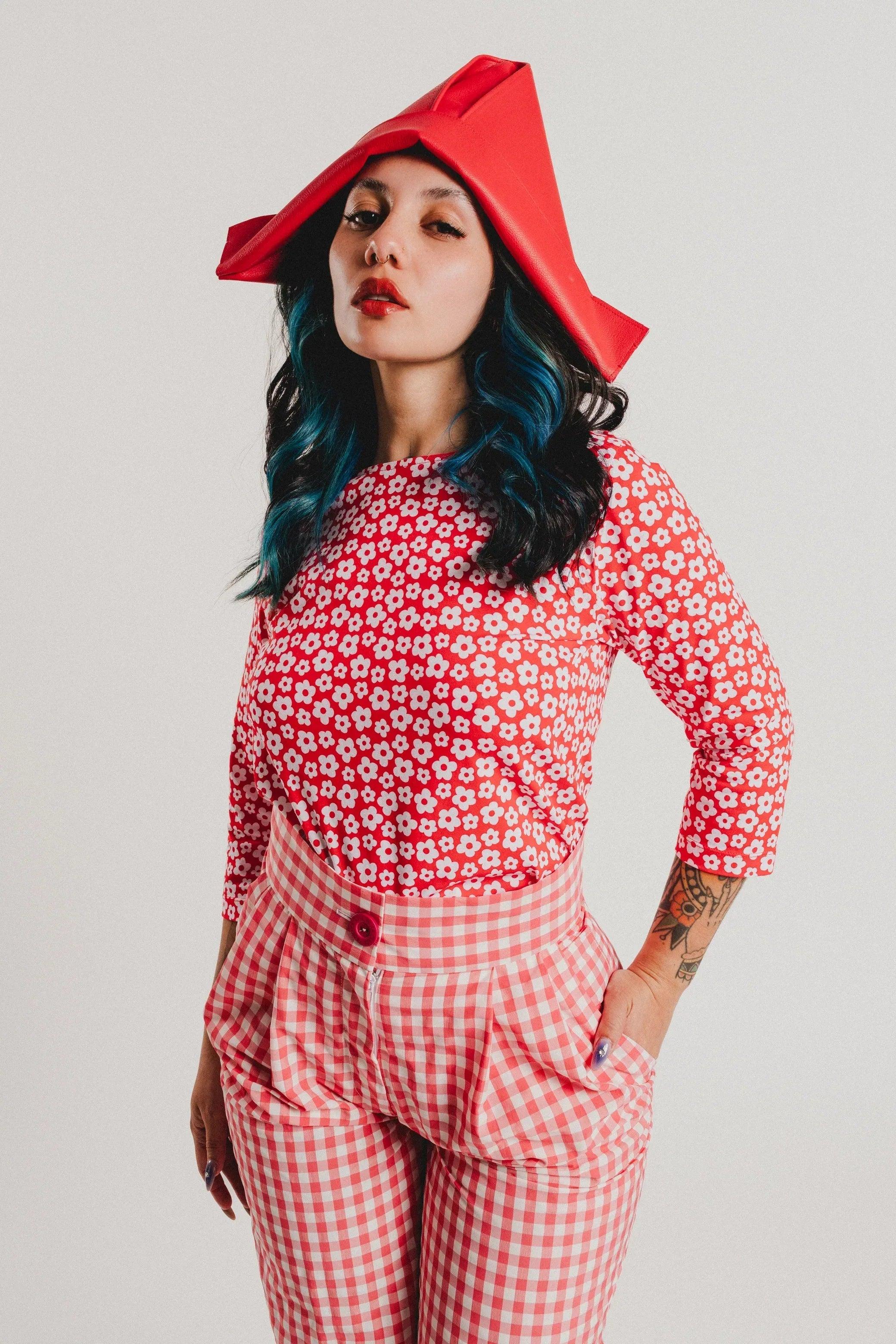 Camiseta roja de flores blancas con cuello redondo y manga francesa