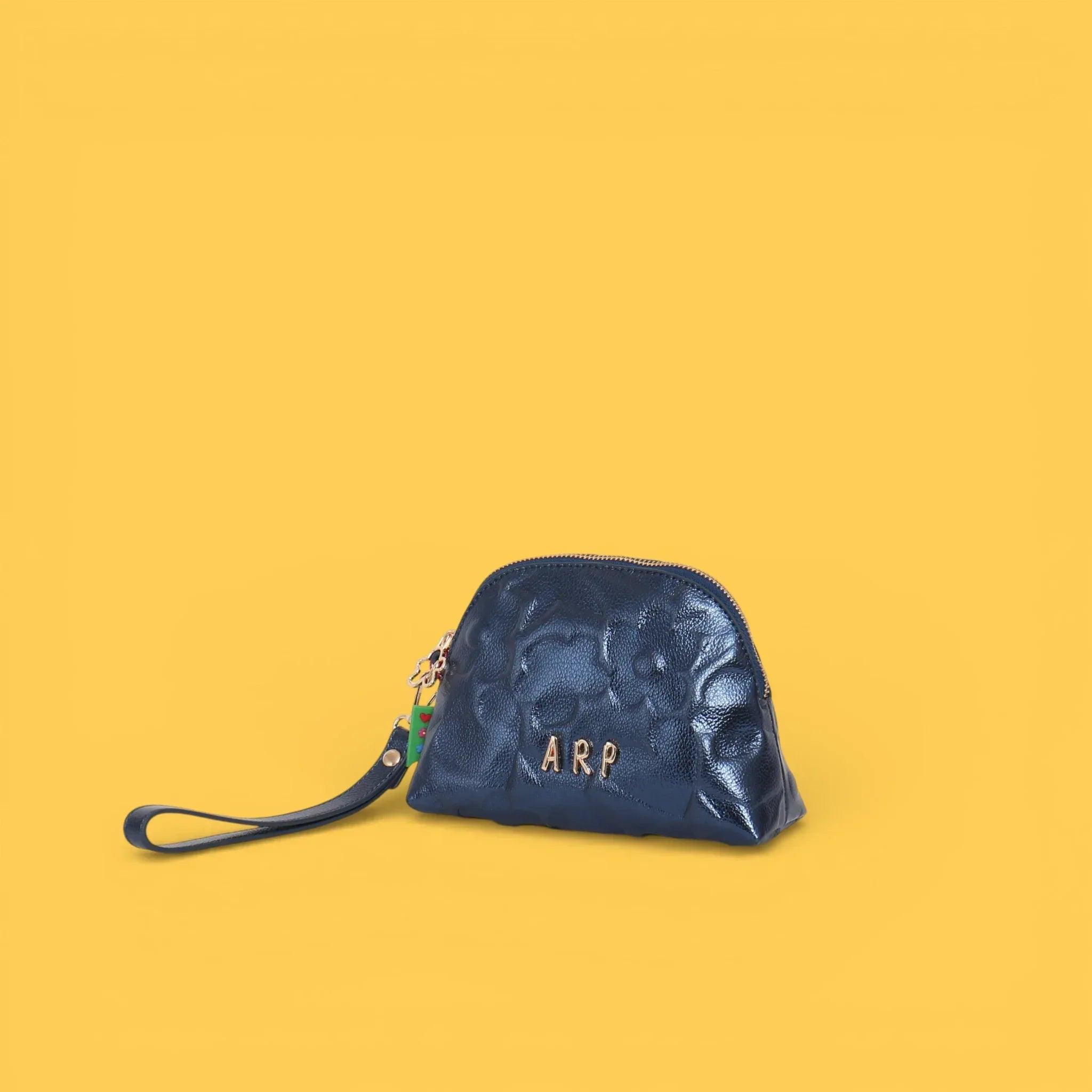 Neceser azul marino grabado con iconos, cremallera y tira de mano