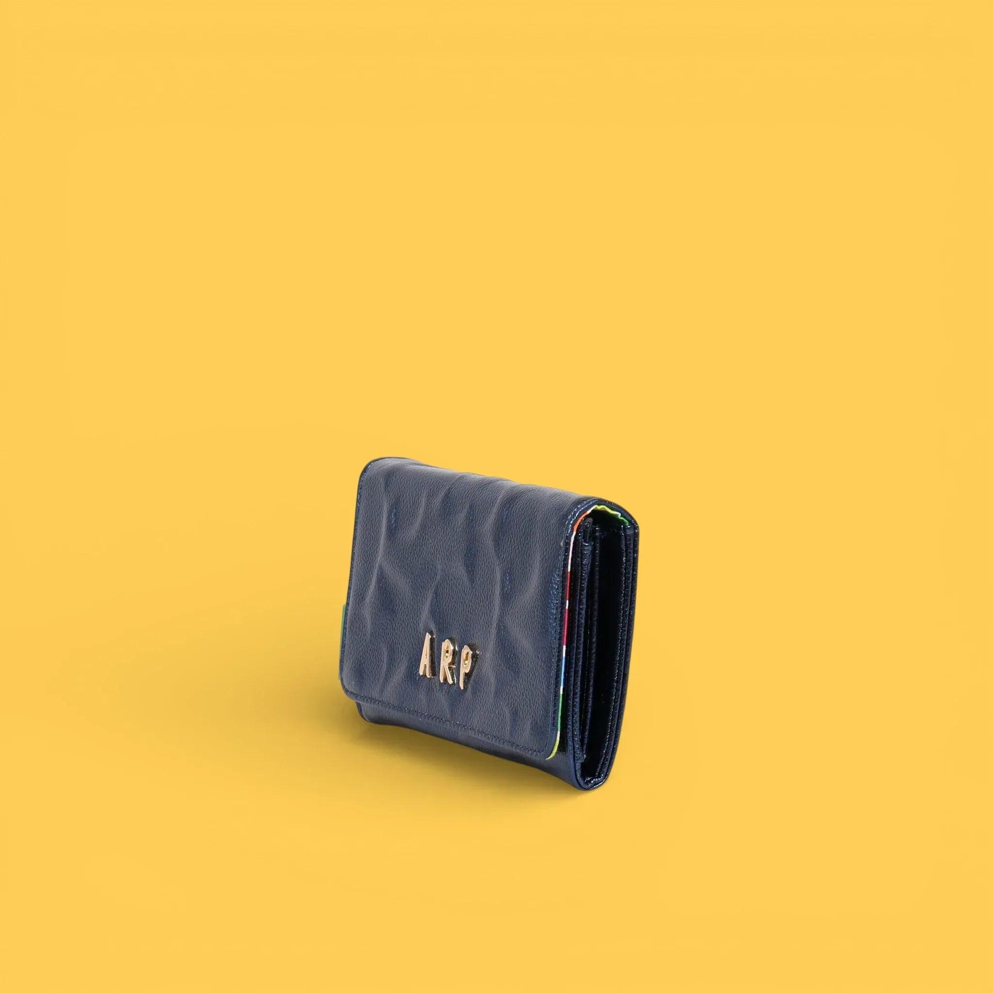 Monedero azul con logo ARP, vista lateral y ribete negro interior