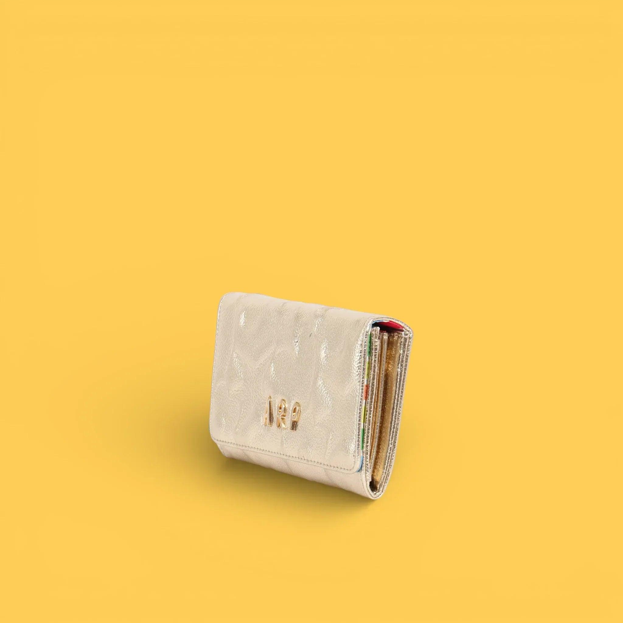 Monedero plateado con grabado de iconos, vista lateral con pliegue