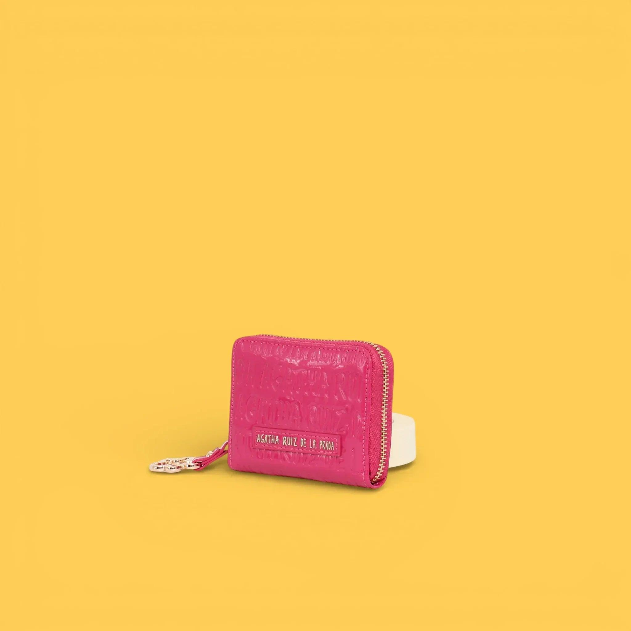 Monedero de charol fucsia con cremallera y logo estampado, con llavero
