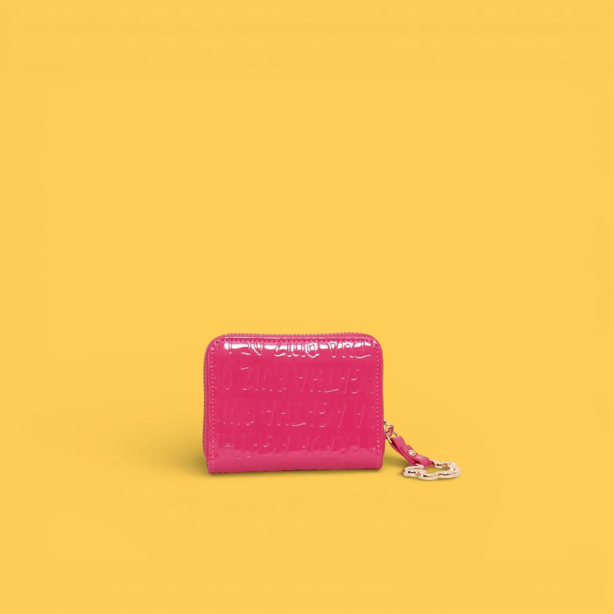 Monedero de charol fucsia con cremallera y tirador metálico, funda compacta