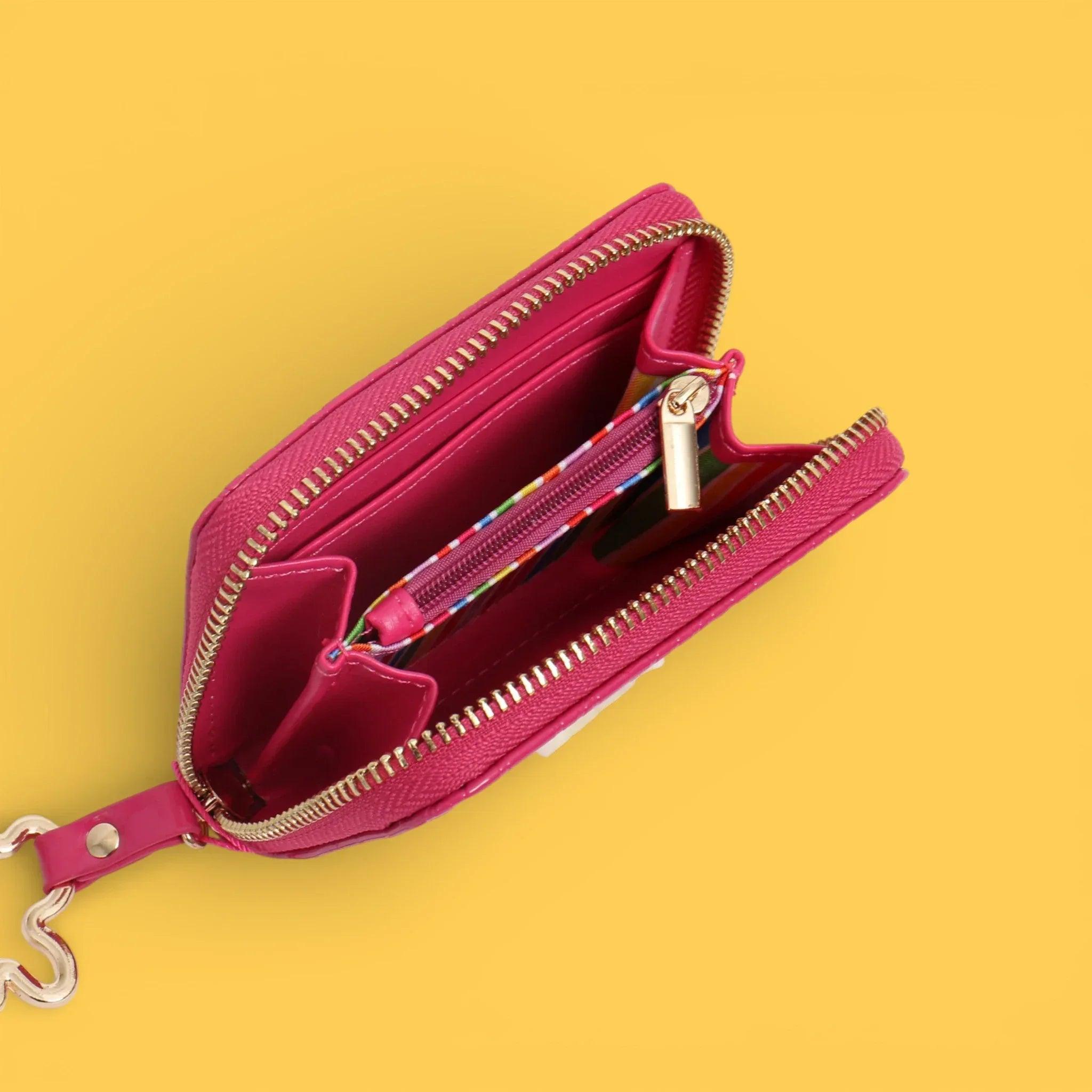 Monedero de charol fucsia abierto, cremallera perimetral y bolsillo interior