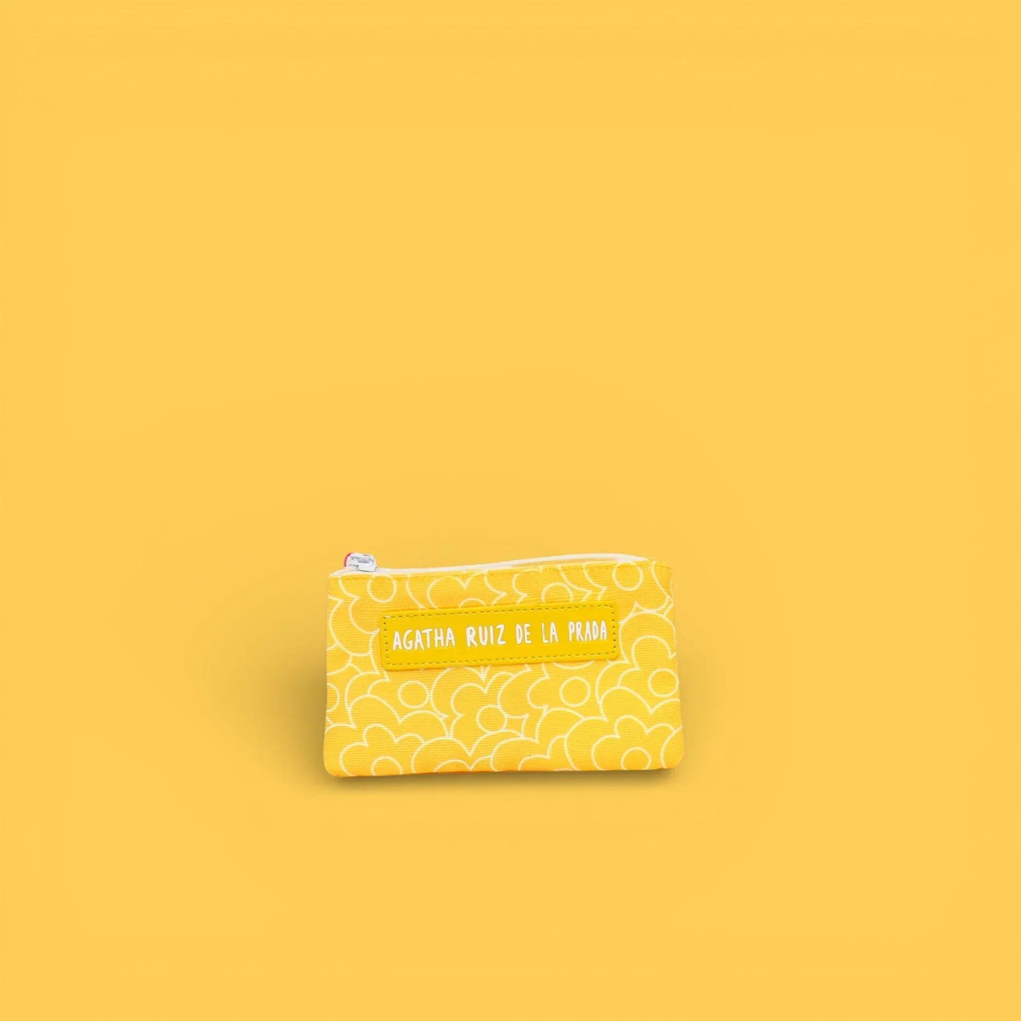 Monedero estampado amarillo con cremallera y motivos ondulados.