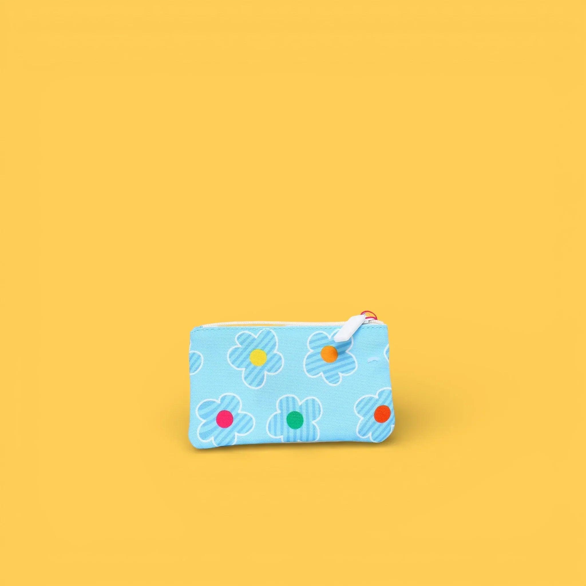 Monedero estampado azul con flores de colores y cremallera.