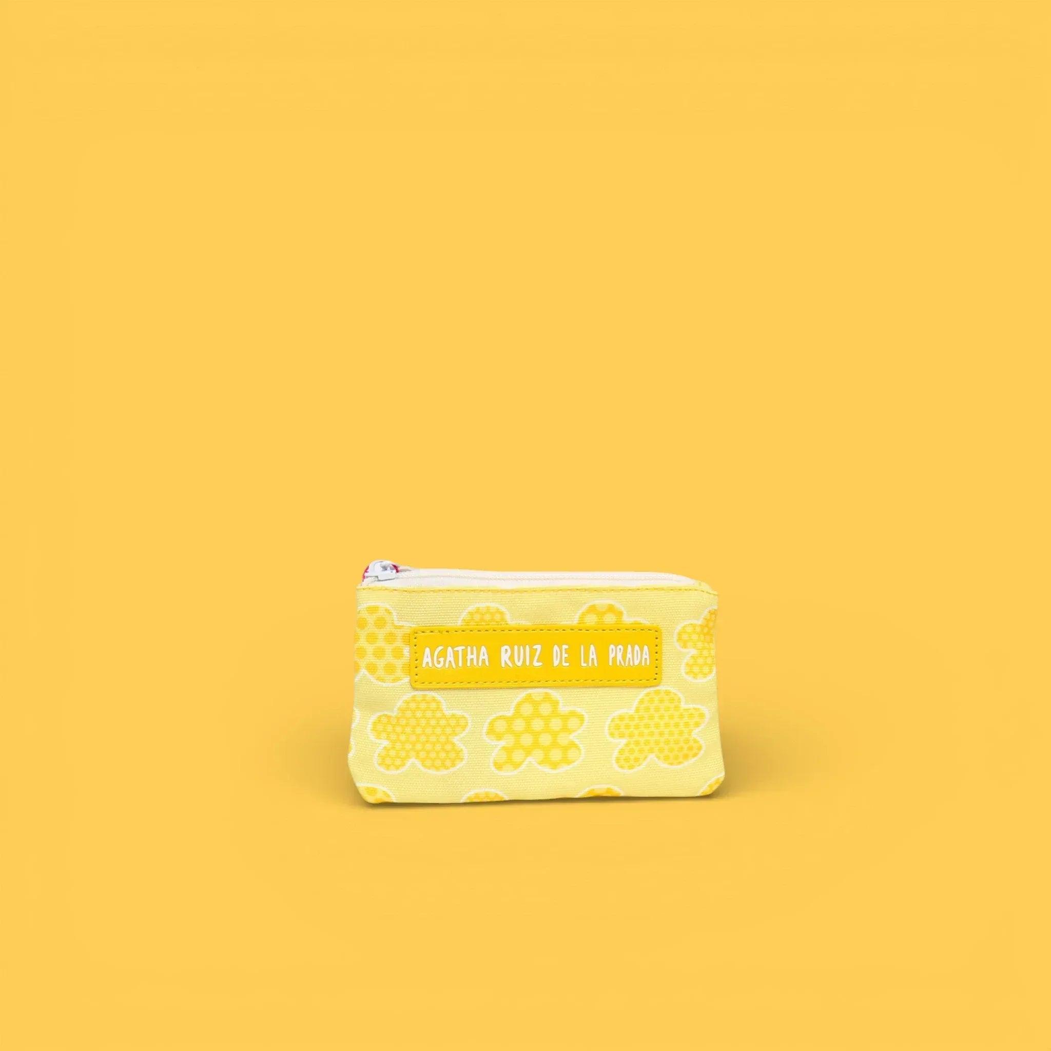 Monedero con cremallera estampado crema con nubes tipo gominola, diseño repetido.