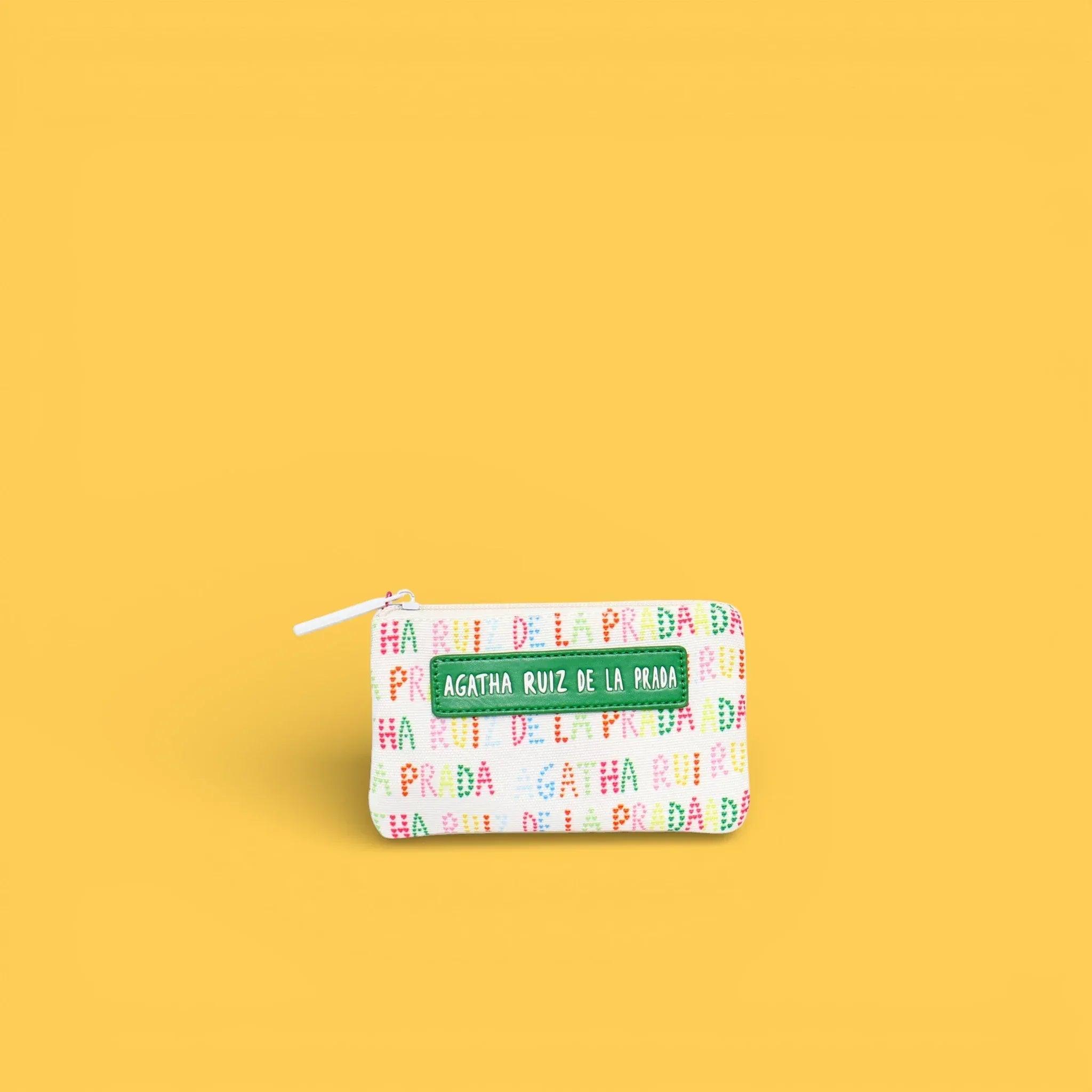 Monedero estampado blanco con cremallera y texto de marca.