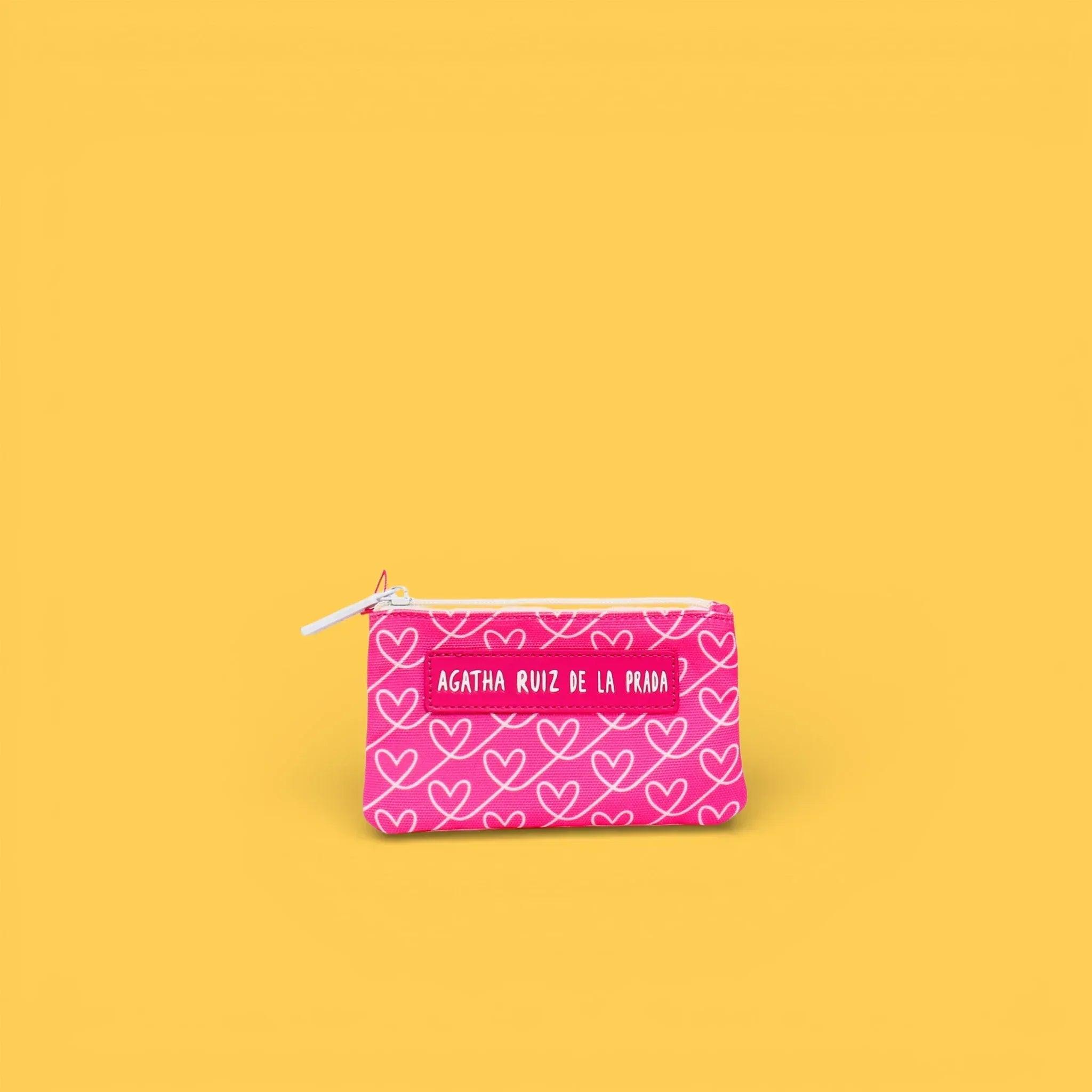 Monedero con cremallera estampado rosa con corazones en fila y etiqueta central.