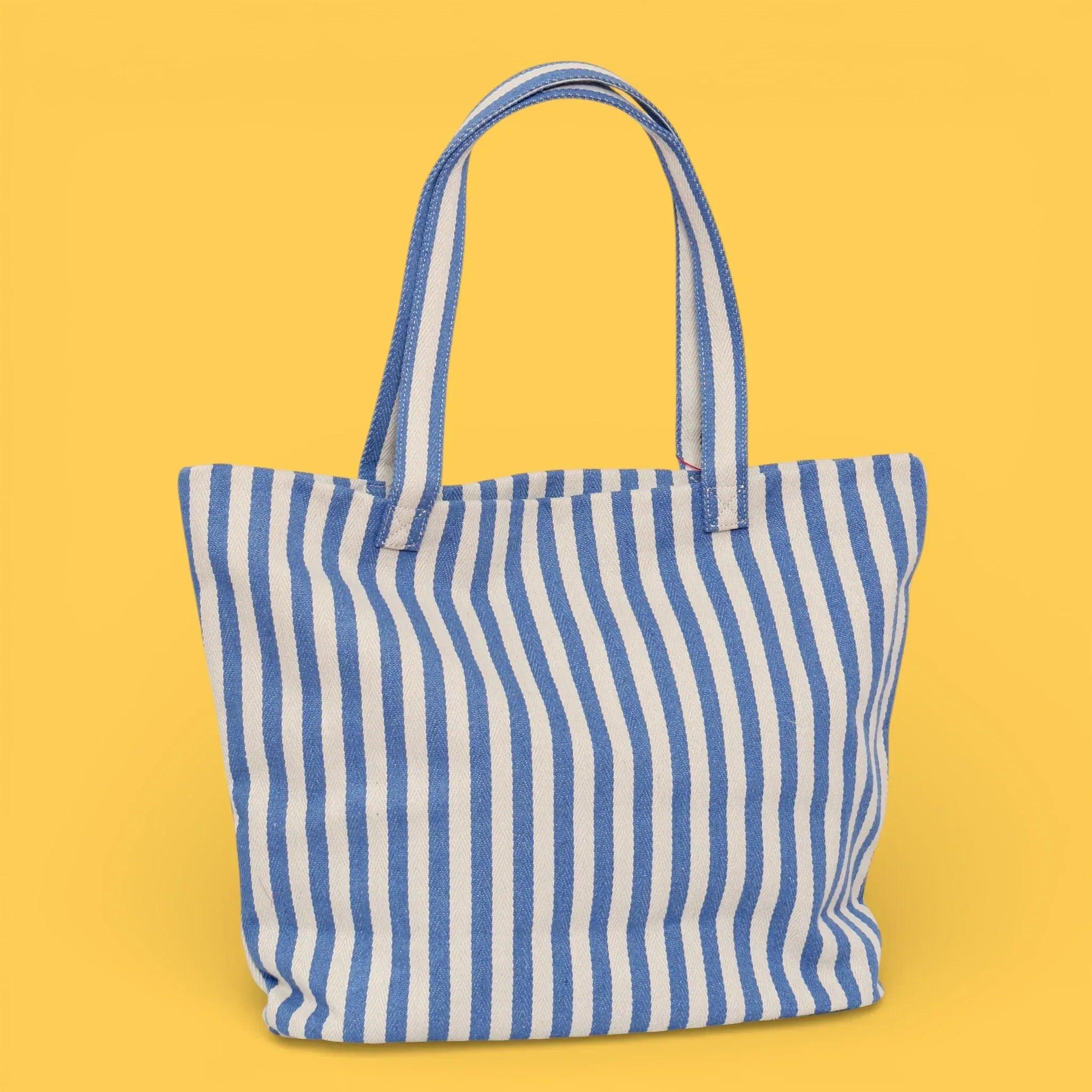 Bolso tote de rayas azul y blancas con asas y costuras laterales