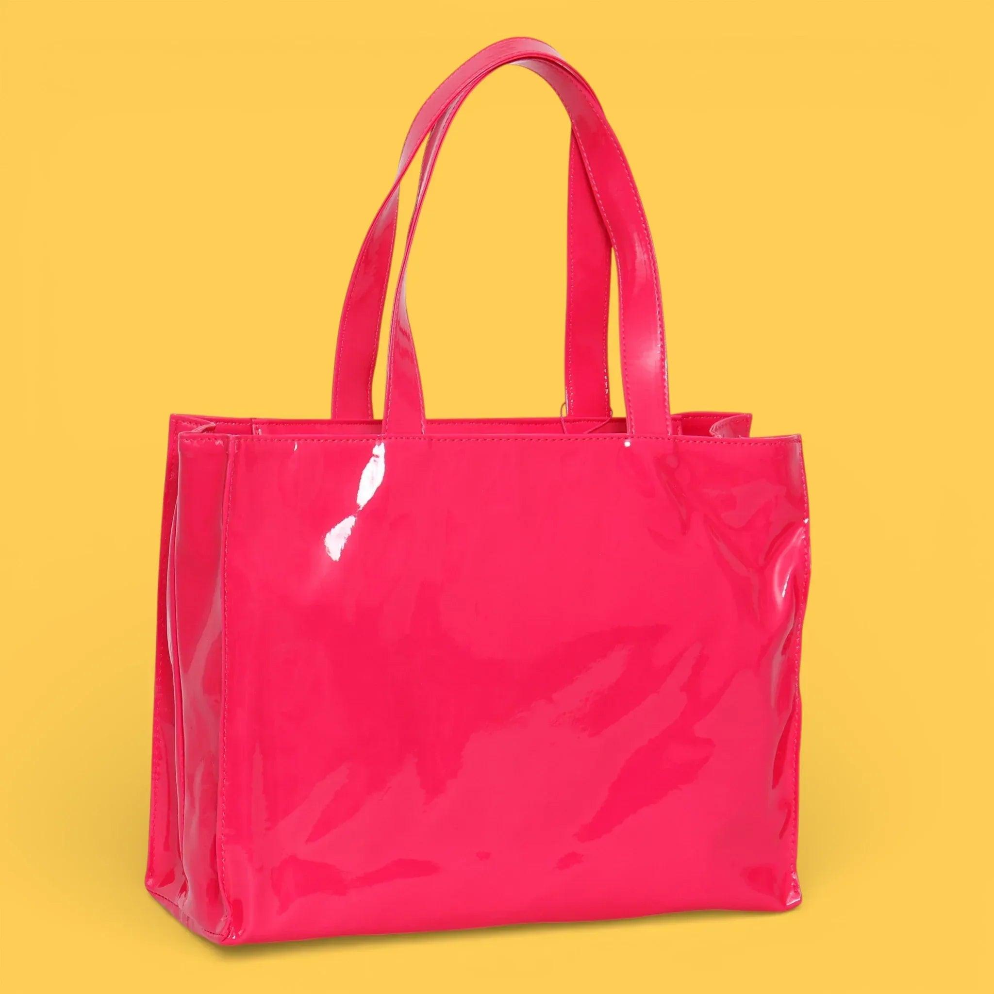 Bolsa shopper fucsia brillante con asas largas y diseño de logotipo visible.