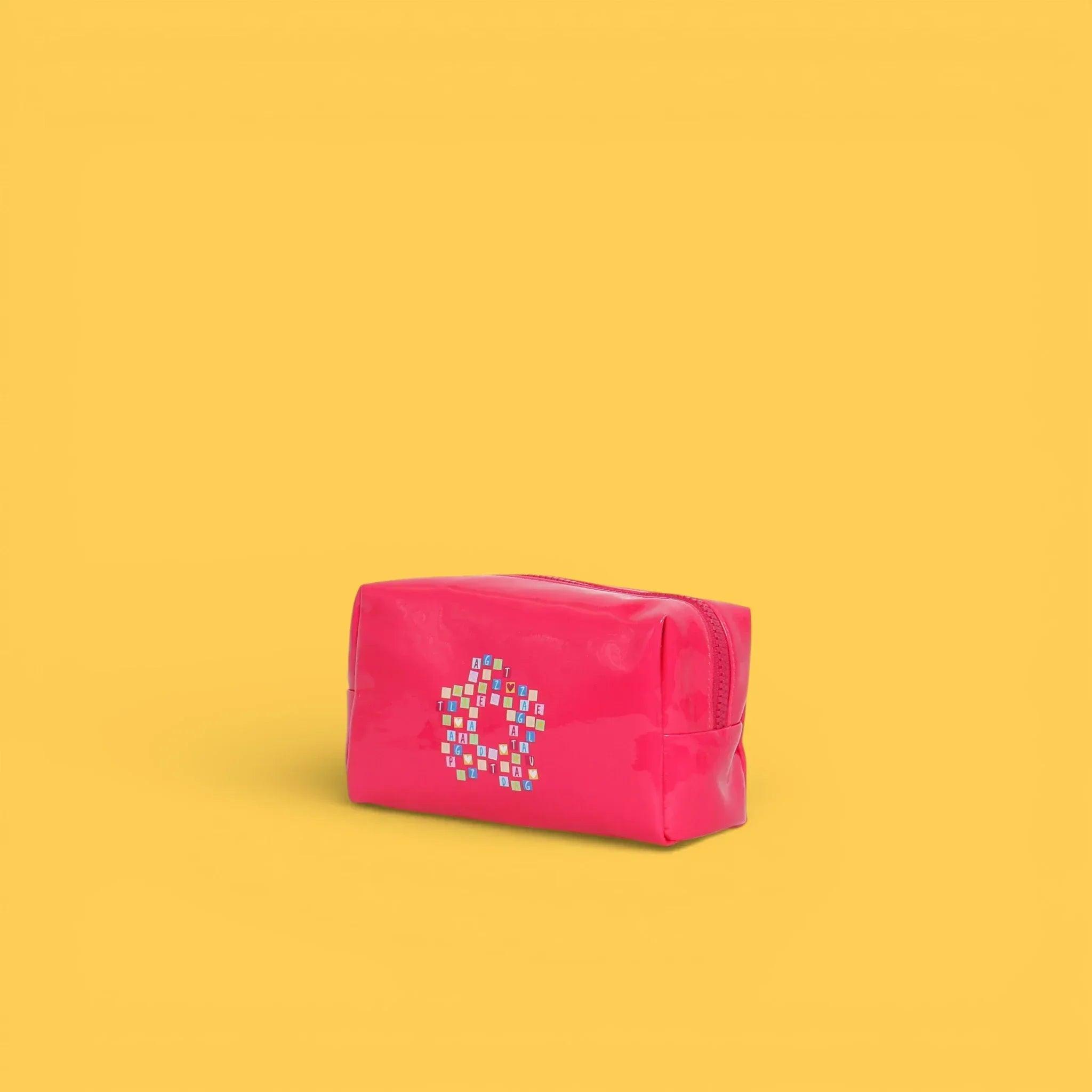 Neceser fucsia con logo pixelado y compartimento lateral con cremallera