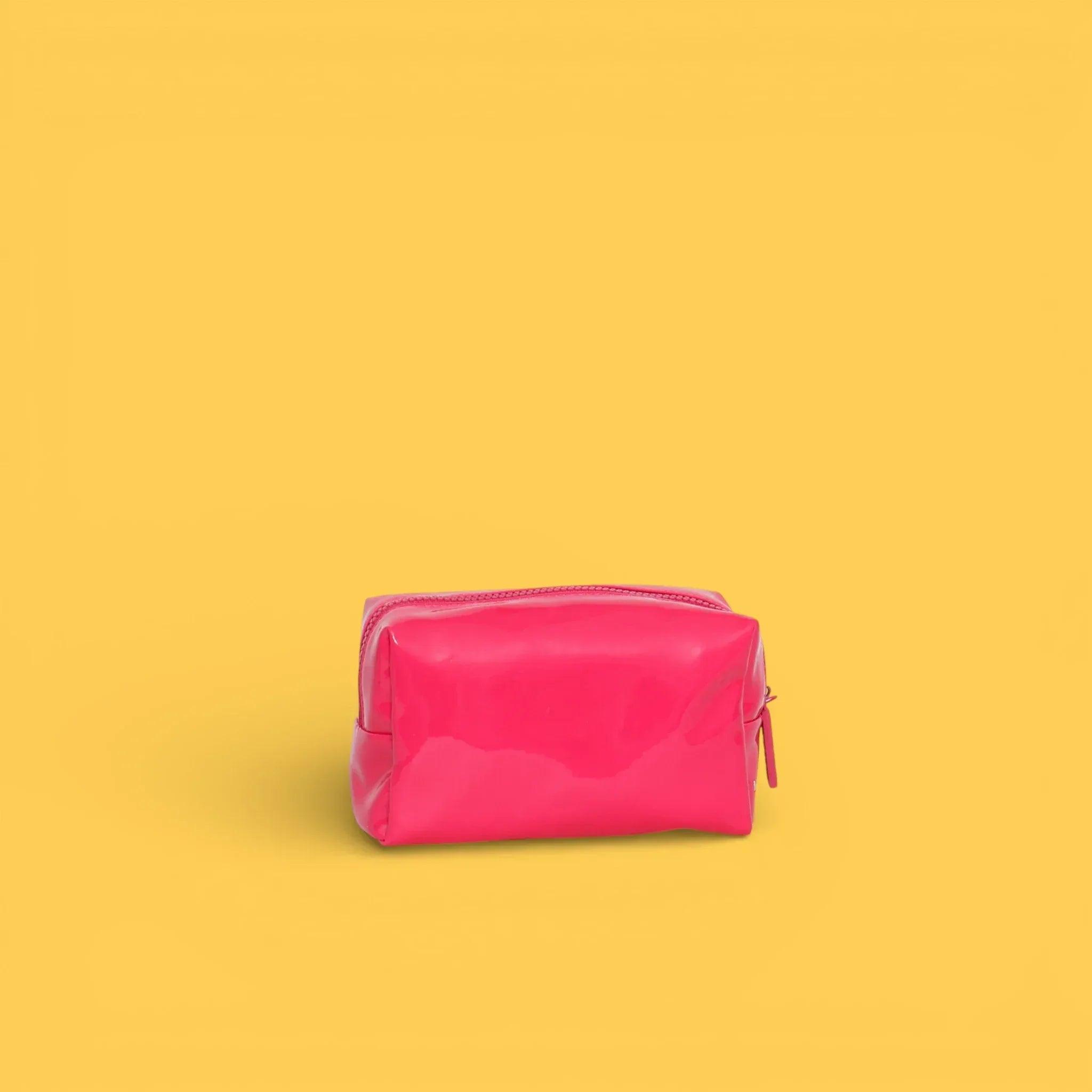 Neceser fucsia brillante con cremallera superior y ribete lateral