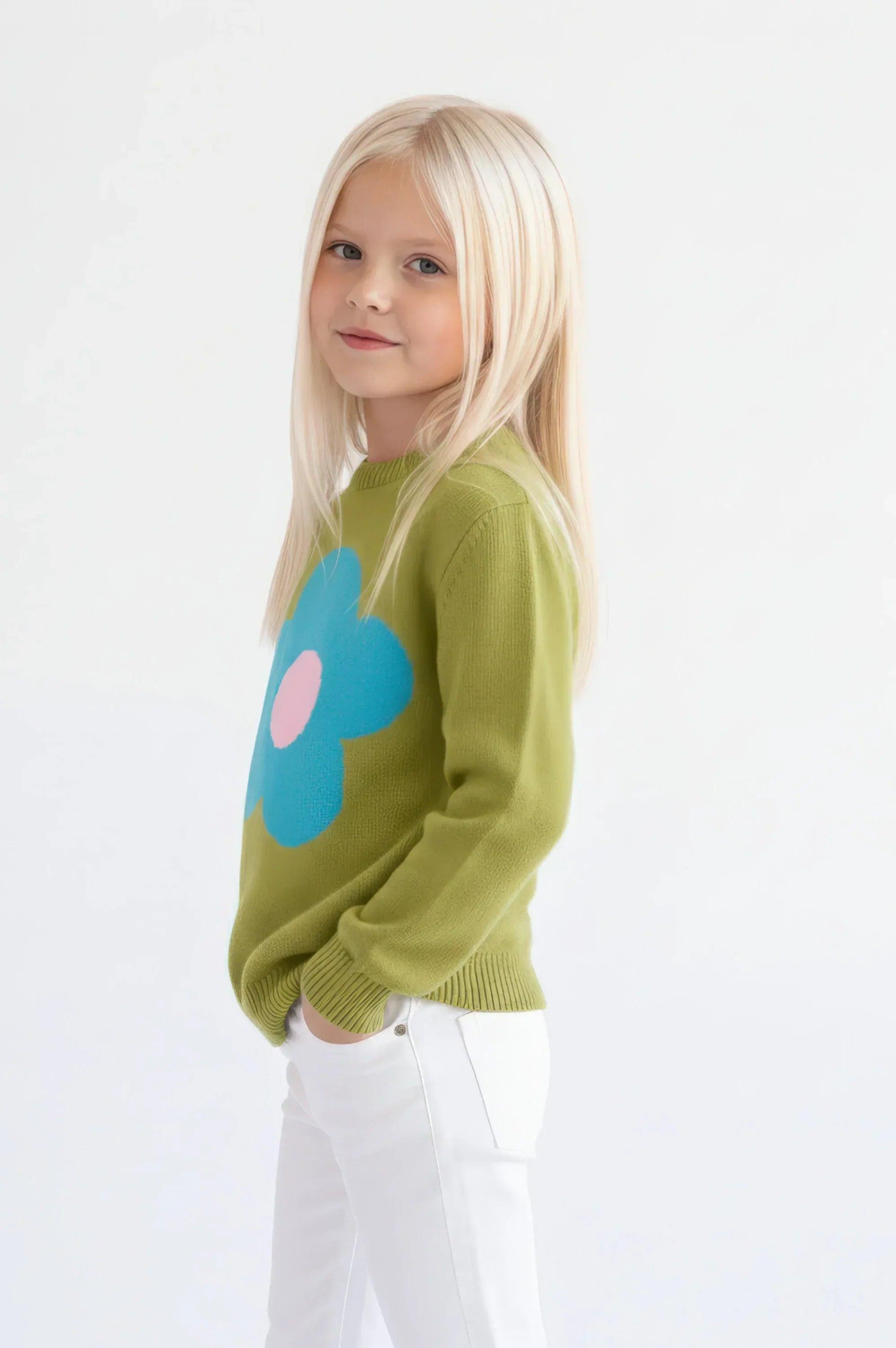 Jersey infantil verde de algodón con flor azul grande y cuello de punto acanalado