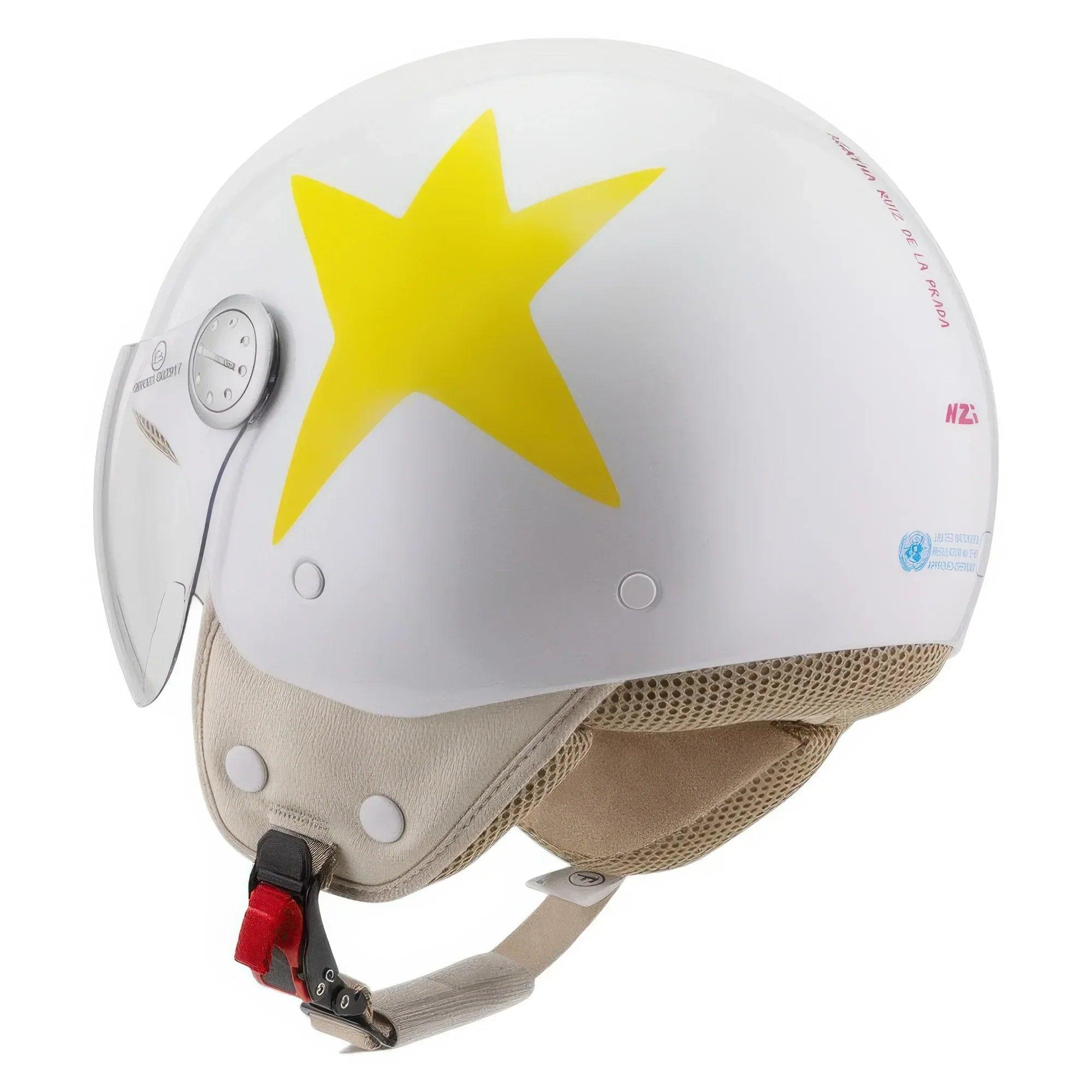 Casco blanco con estrella amarilla y hebilla roja con soporte metálico