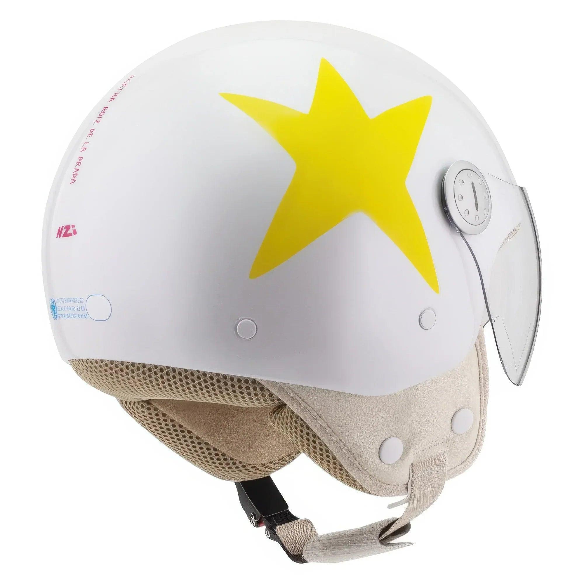 Casco blanco con estrella amarilla y forro beige de malla en los laterales
