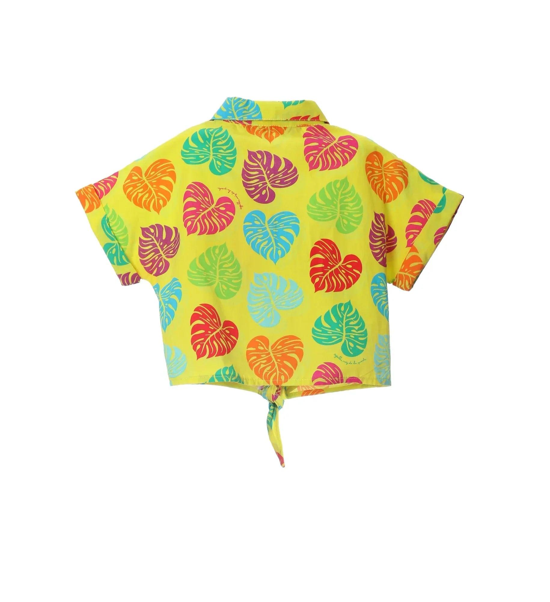 Camisa de botones con nudo, espalda con estampado de hojas multicolor sobre fondo amarillo