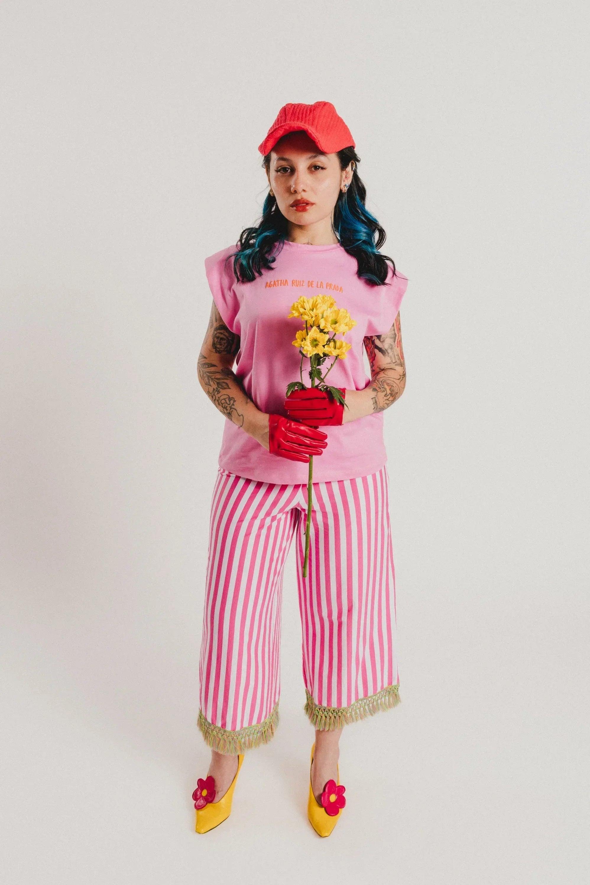 Camiseta rosa con lettering AGATHA RUIZ DE LA PRADA y estampado de flores amarillas