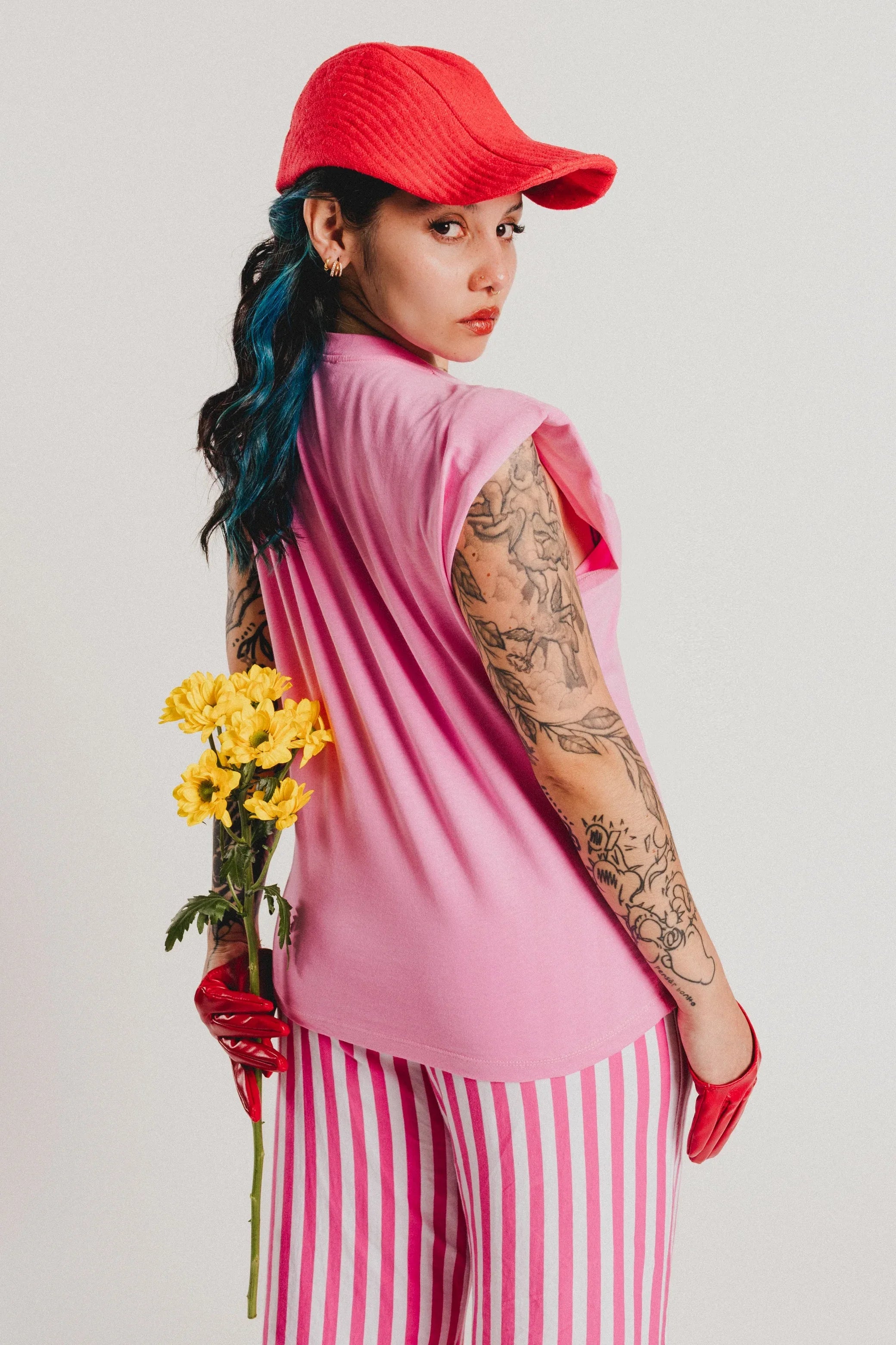 Camiseta rosa de manga corta con flores amarillas y cuello redondo