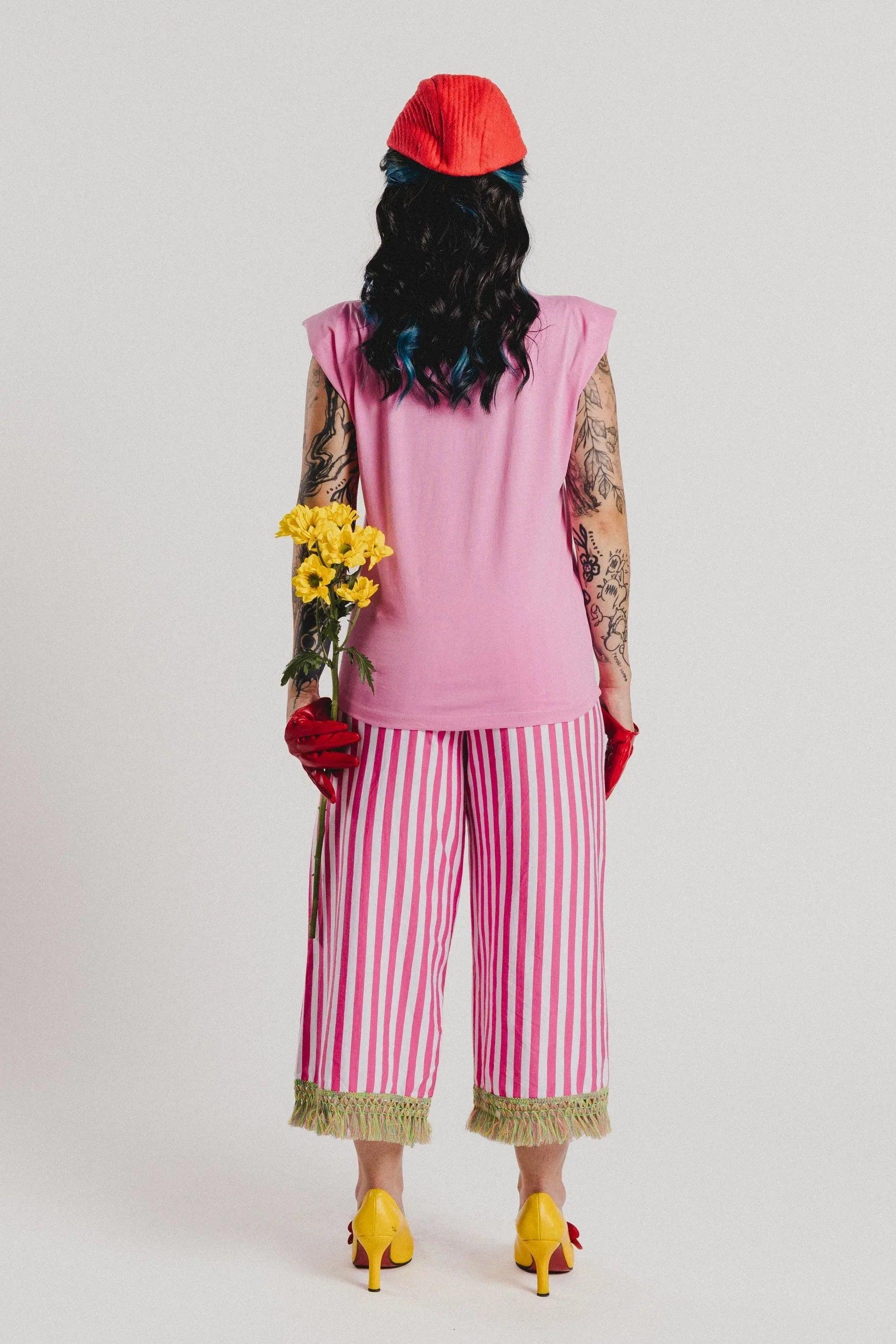 Camiseta rosa con cuello redondo y manga corta; vista trasera