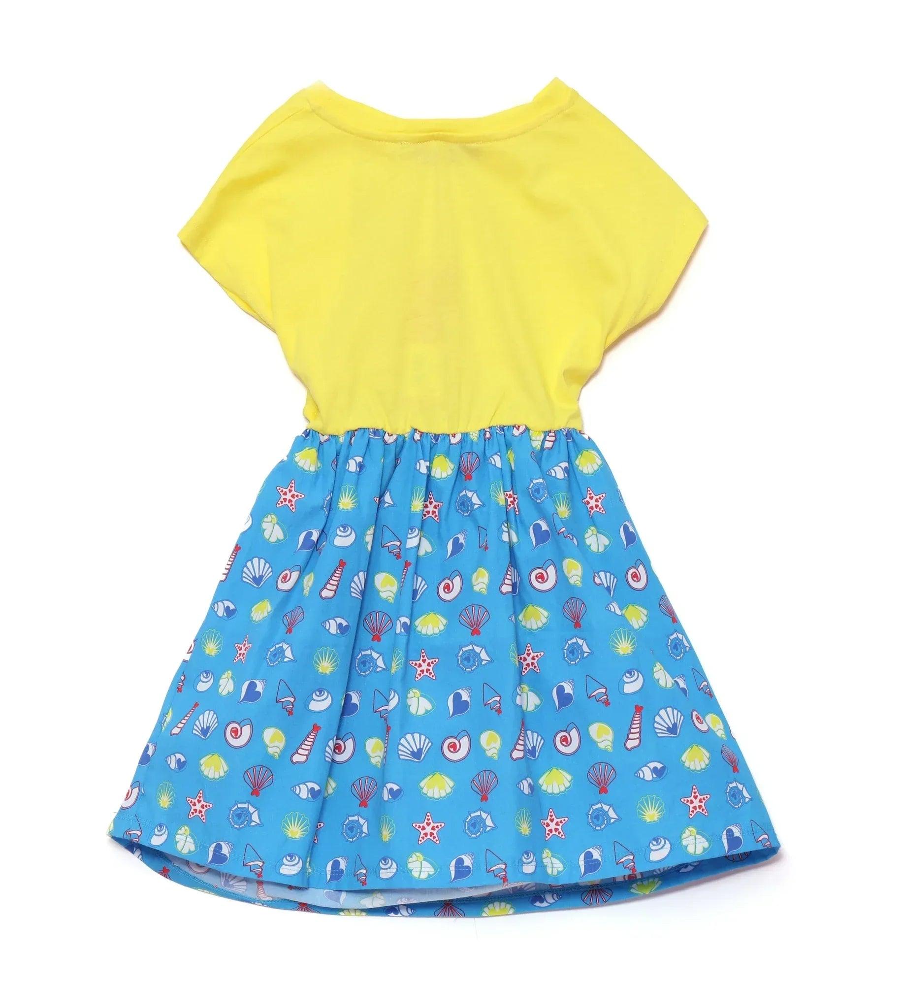 Vestido amarillo con falda estampada de conchas y cintura fruncida, manga corta