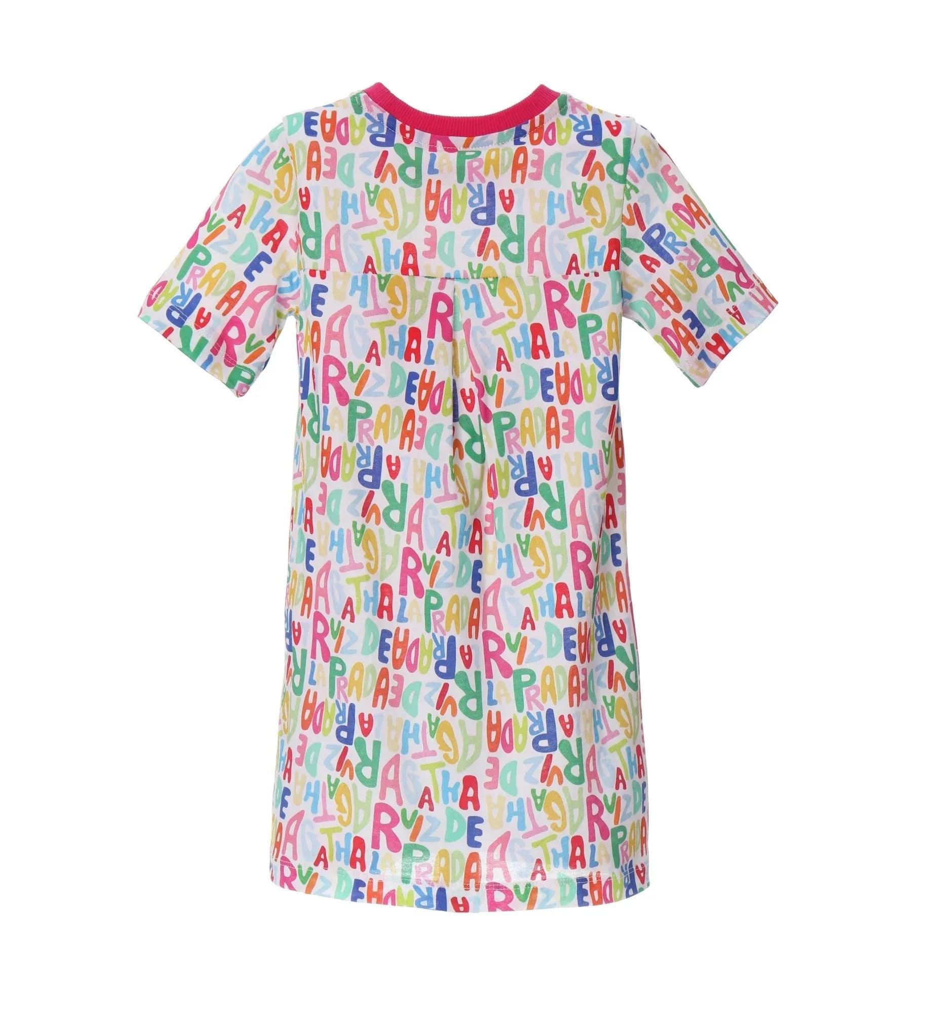 Vestido estampado con letras repetidas en tonos rosa, verde y azul, manga corta.