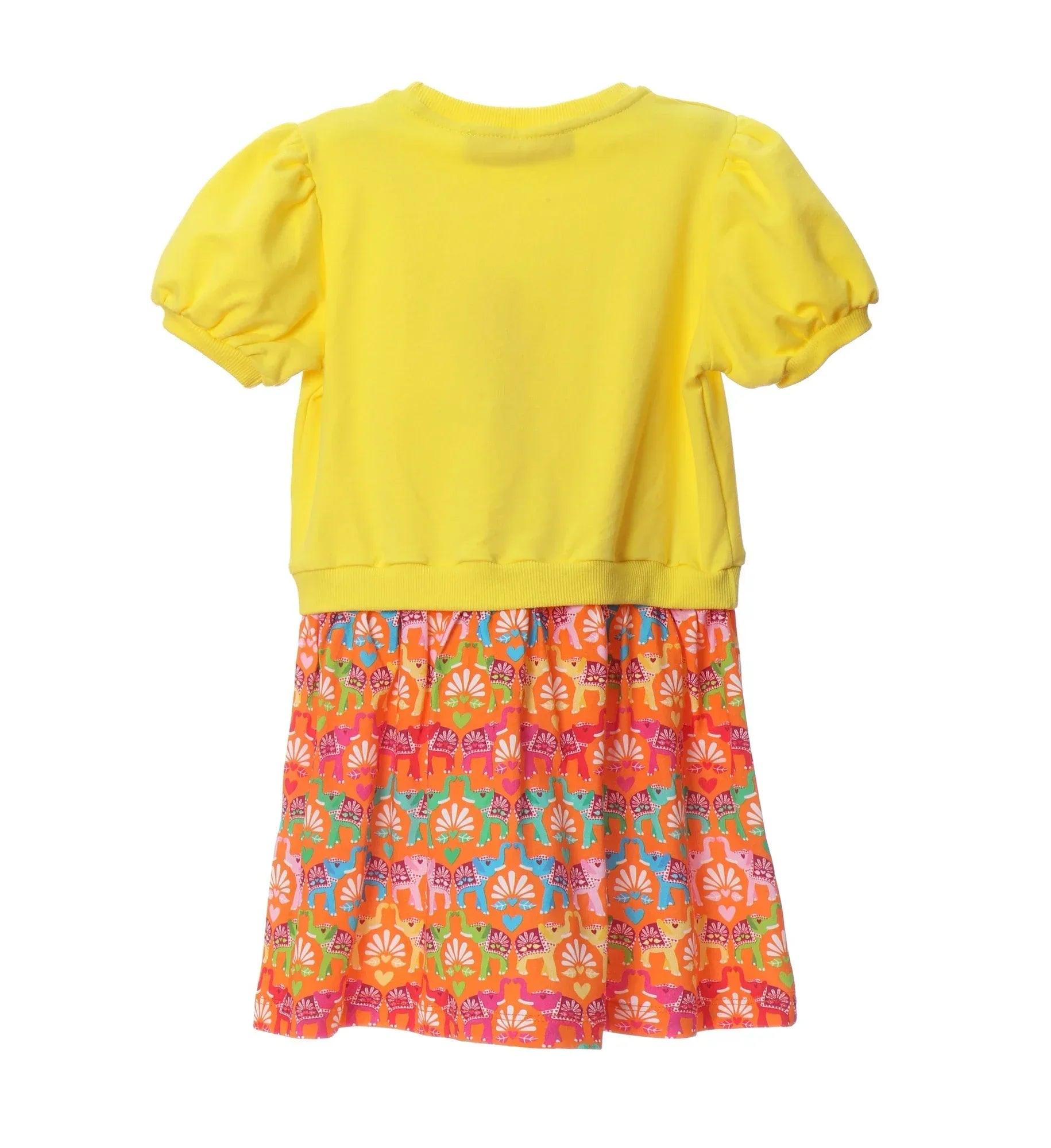 Vestido amarillo con falda estampada, vista trasera con manga globo y vuelo.