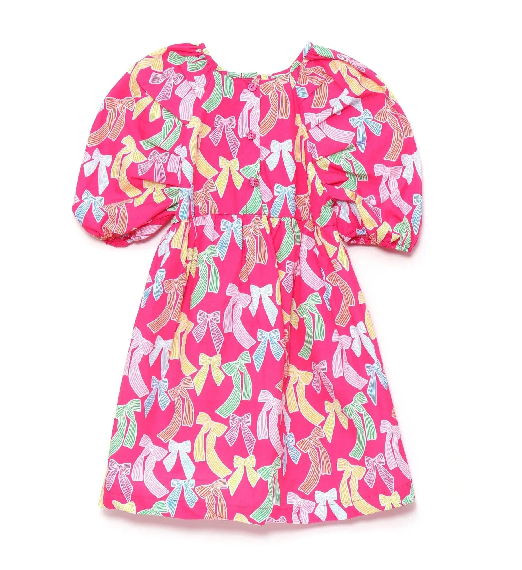 Vestido fucsia estampado con lazos, manga globo y abertura trasera