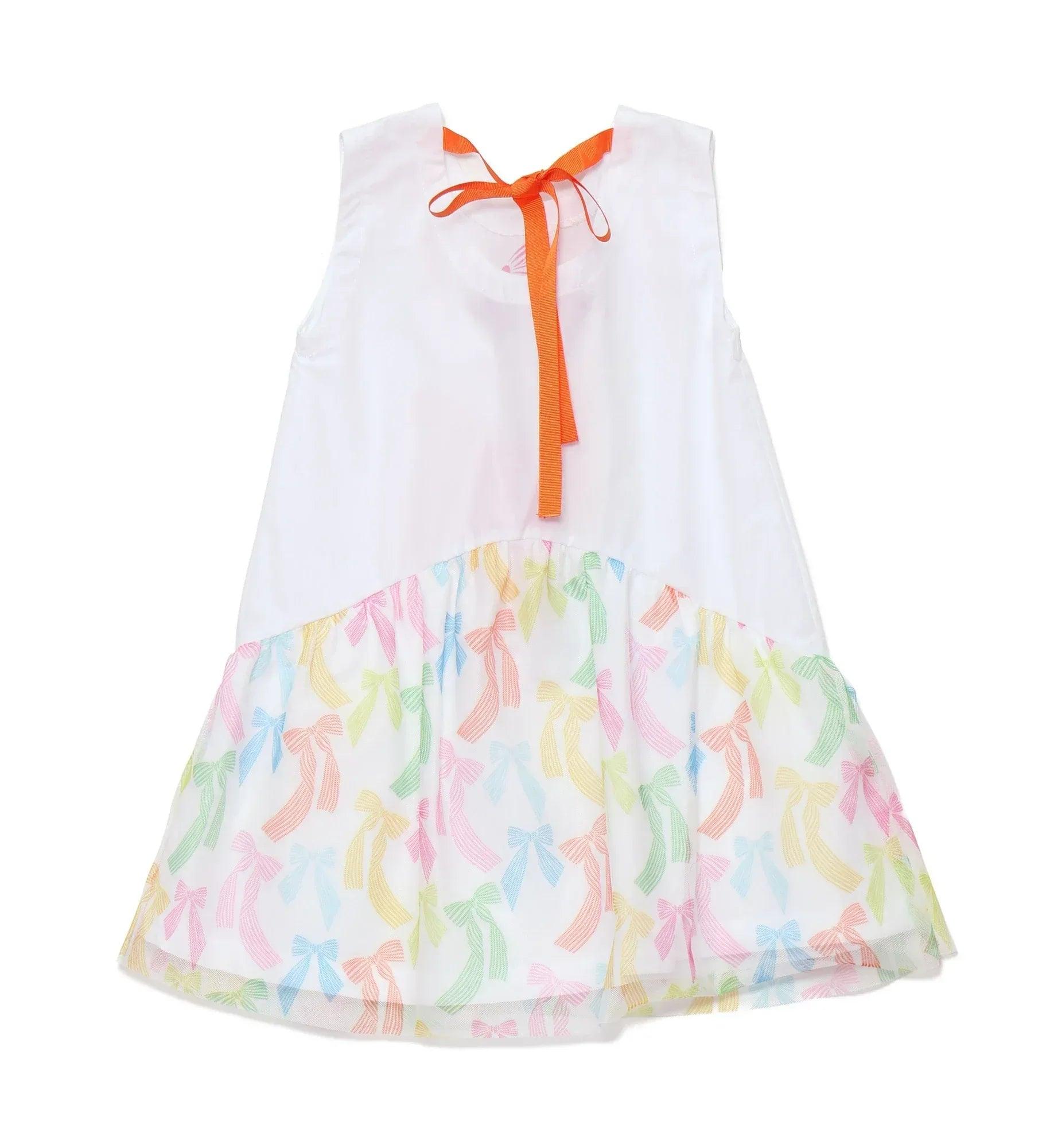 Vestido blanco sin mangas con lazo naranja en el cuello y volante inferior con estampado