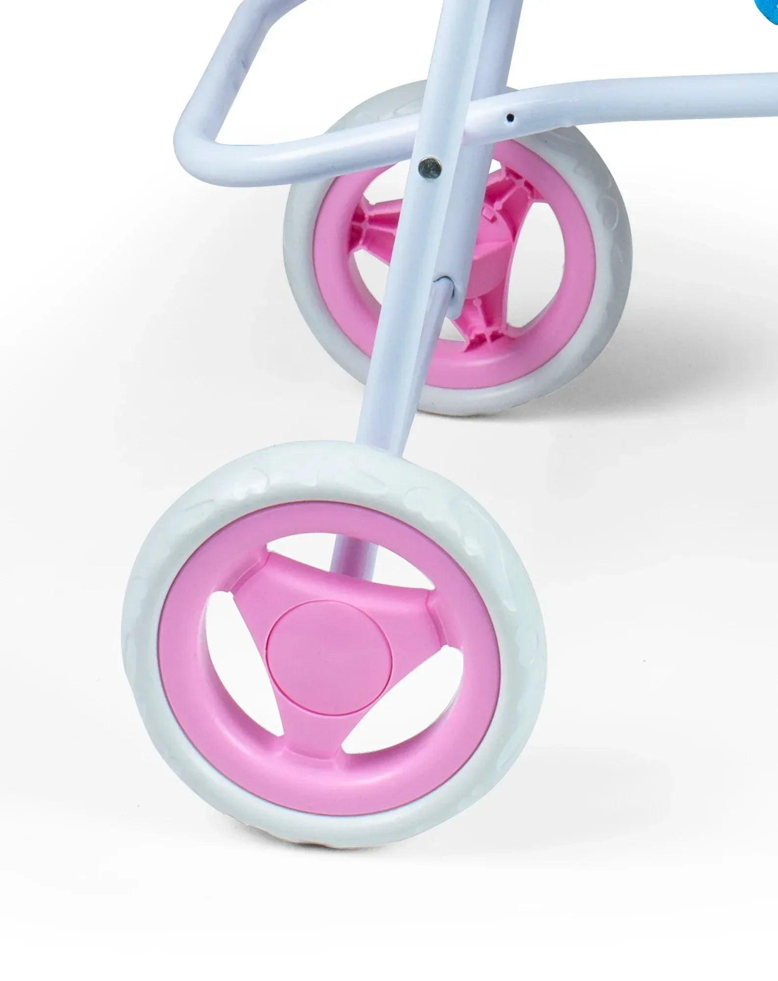 Ruedas del carrito de muñecas, aro rosa y llanta clara sobre chasis blanco