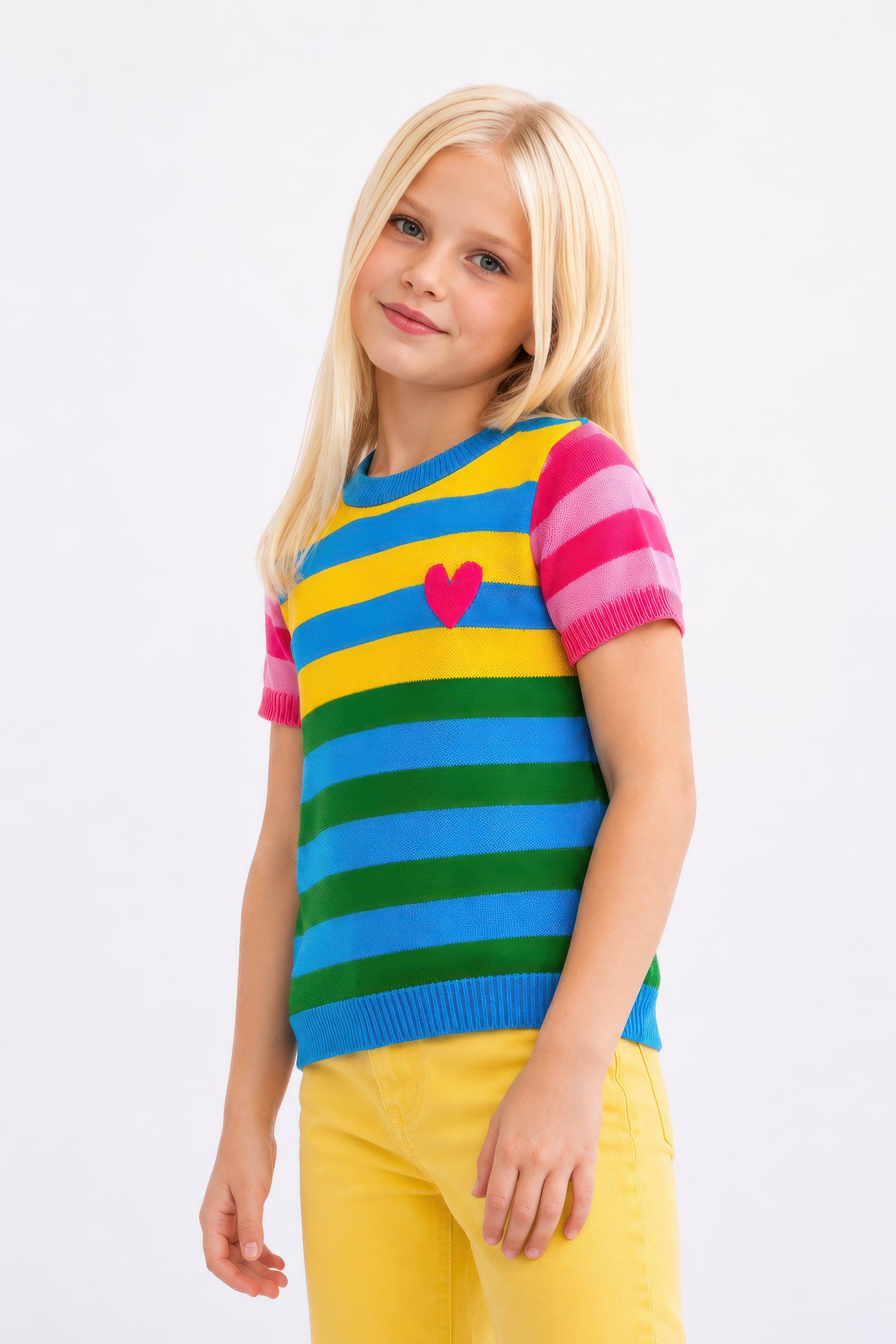 Jersey de rayas multicolor con corazón fucsia en el pecho y manga corta