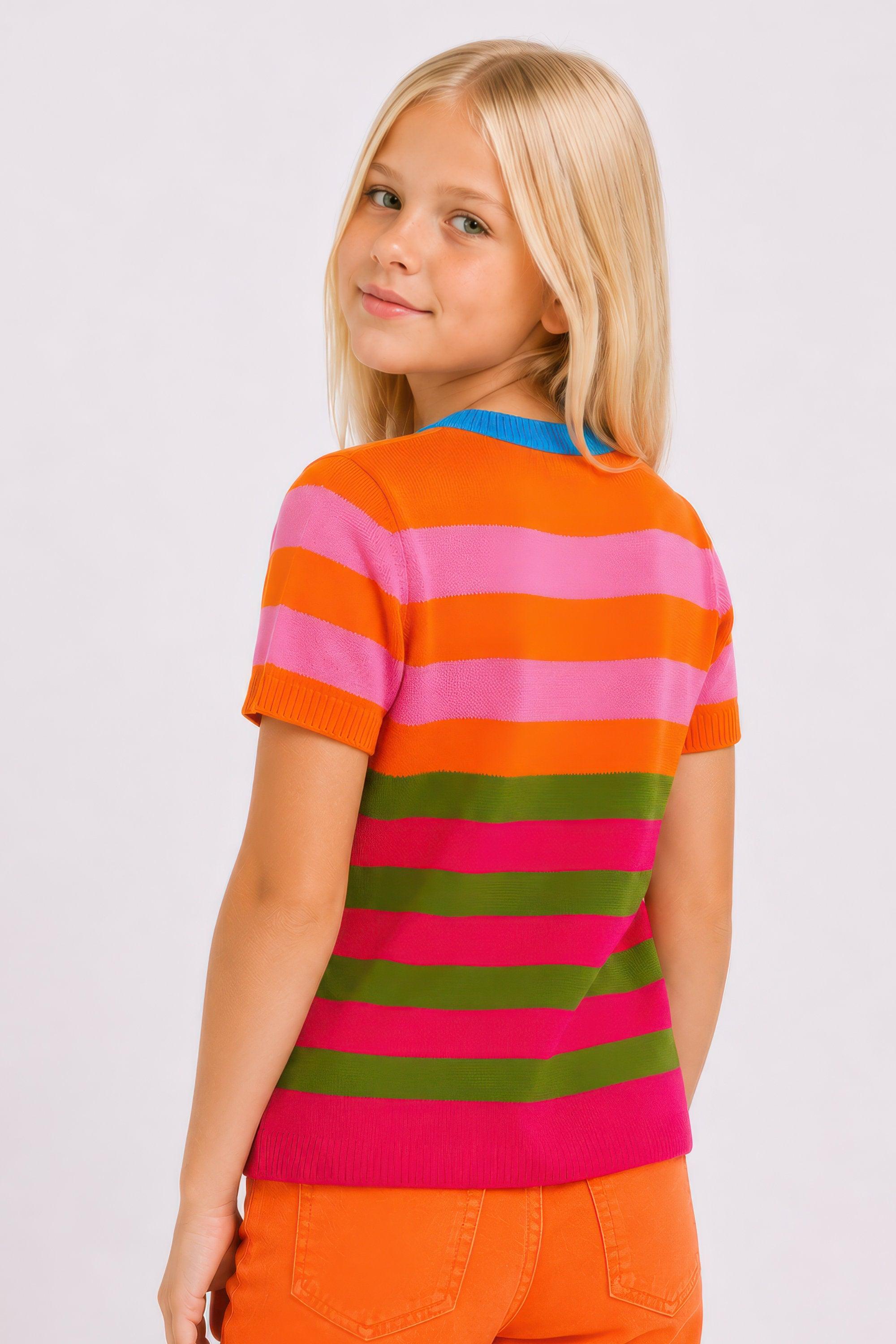 Suéter de punto infantil a rayas multicolor con cuello azul y manga corta